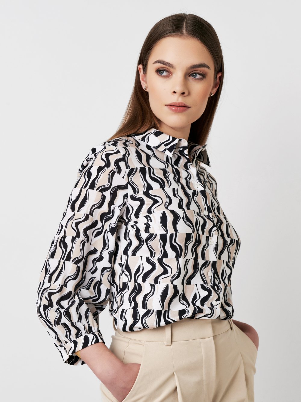 Bluse Pia abstract black sand white Vorderansicht Bluse Pia abstract black sand white Vorderansicht