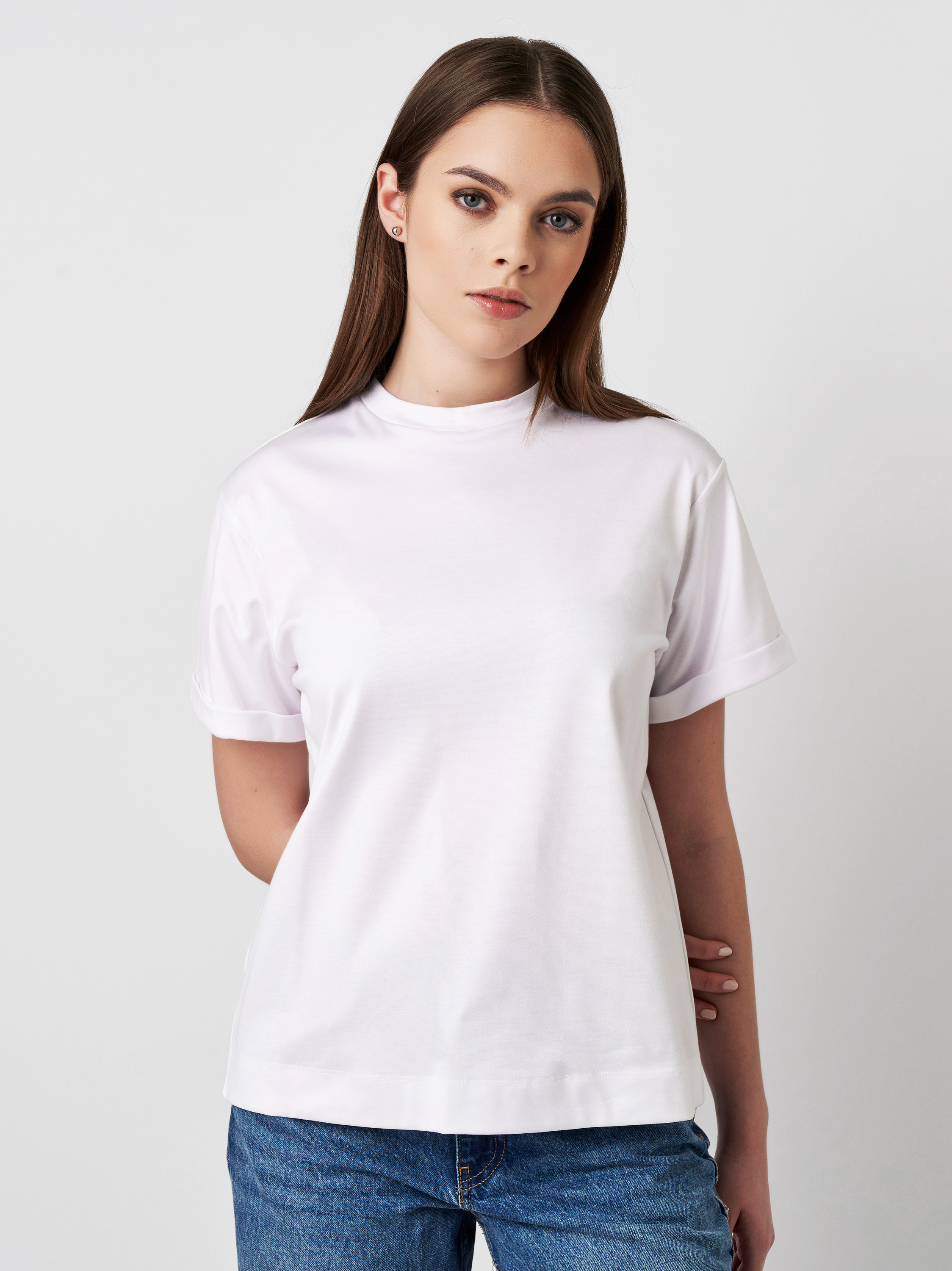 Damenshirt Alexa in white, Frontansicht am Model getragen