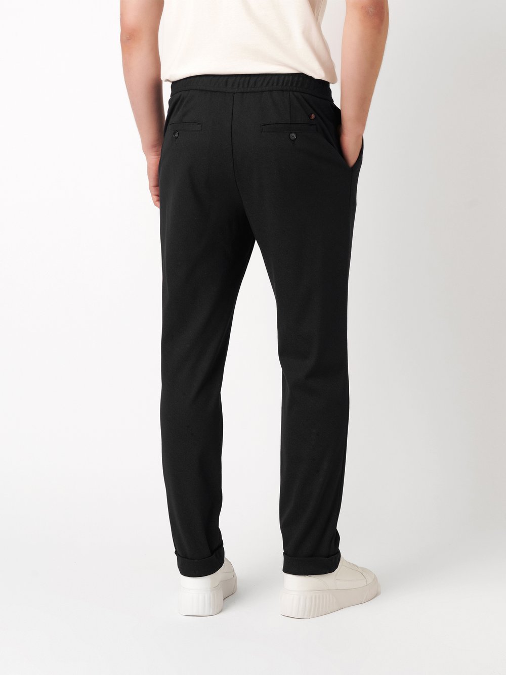 Herrenhose Casual Pants in black twill, Rueckansicht am Model getragen