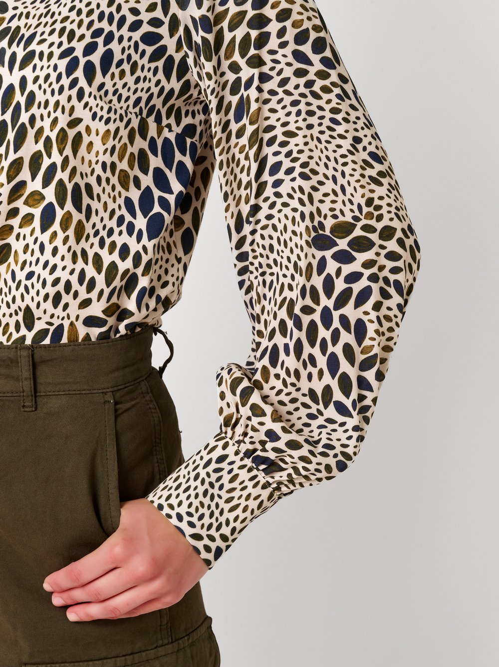 Damenbluse Pia in leaf mosaic olive, Detailansicht