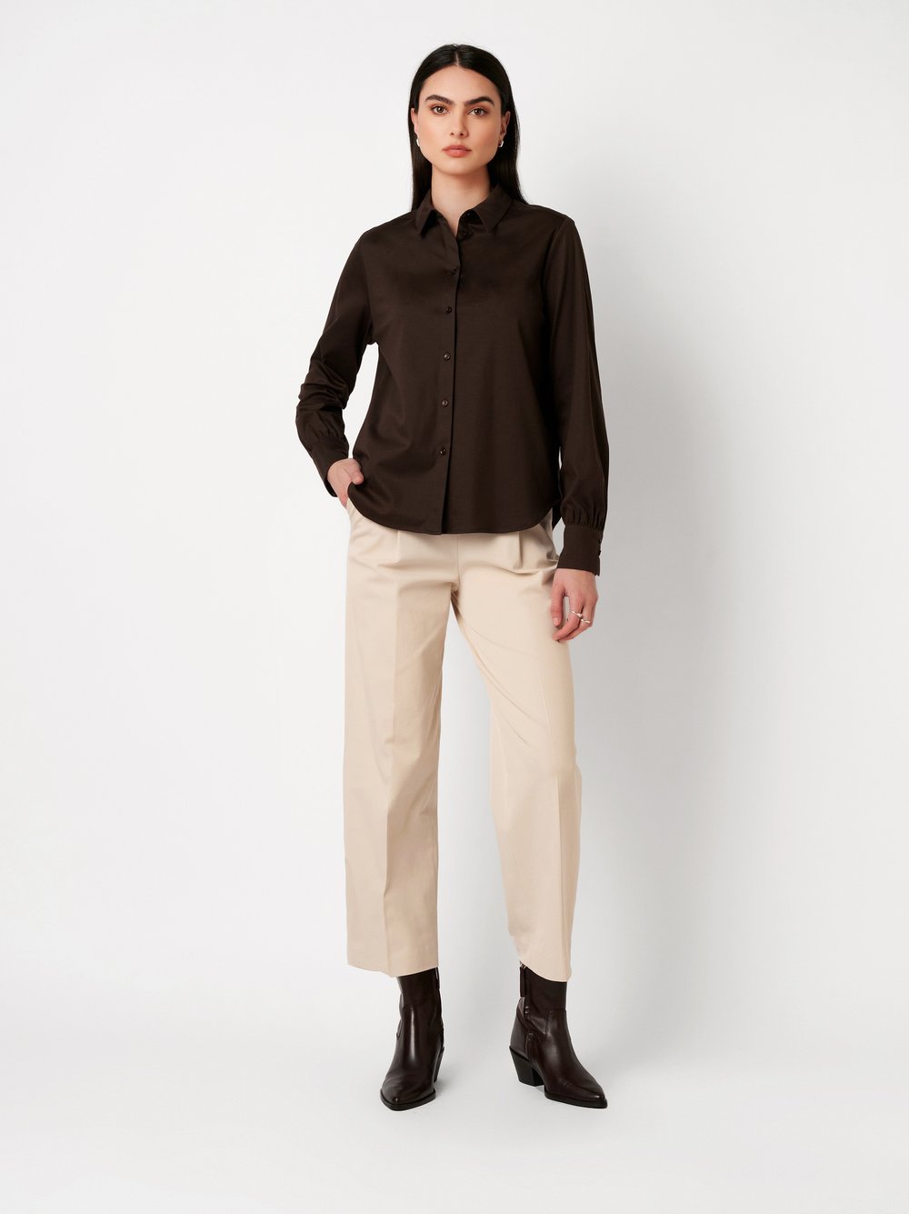 Damenbluse Lizzy in mocha, Outfitansicht am Model