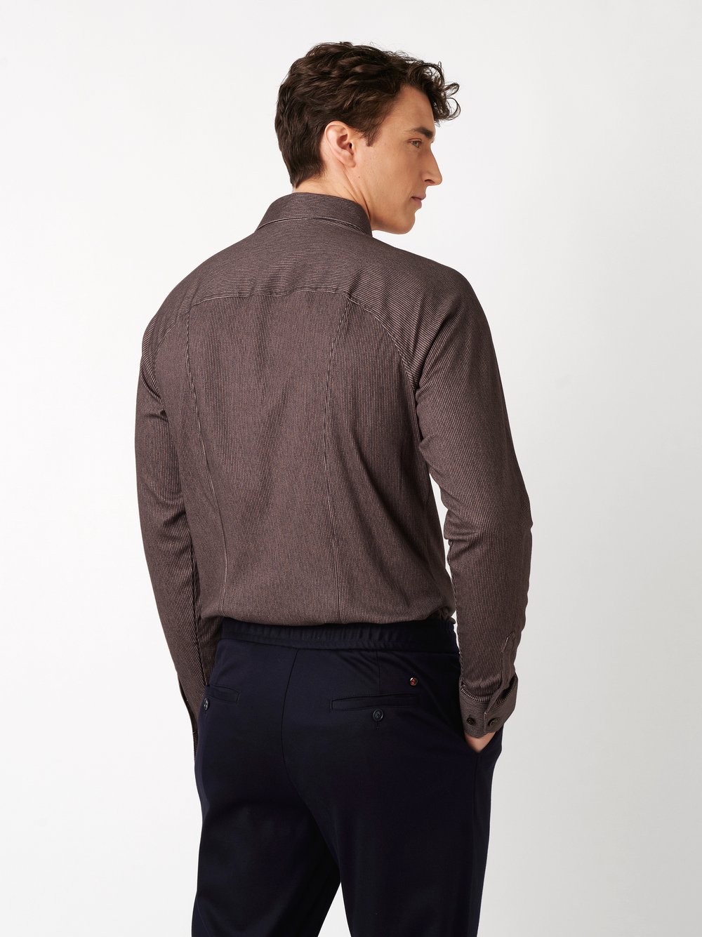 Mens shirt casual kent in dark wood corduroy, back view worn by model