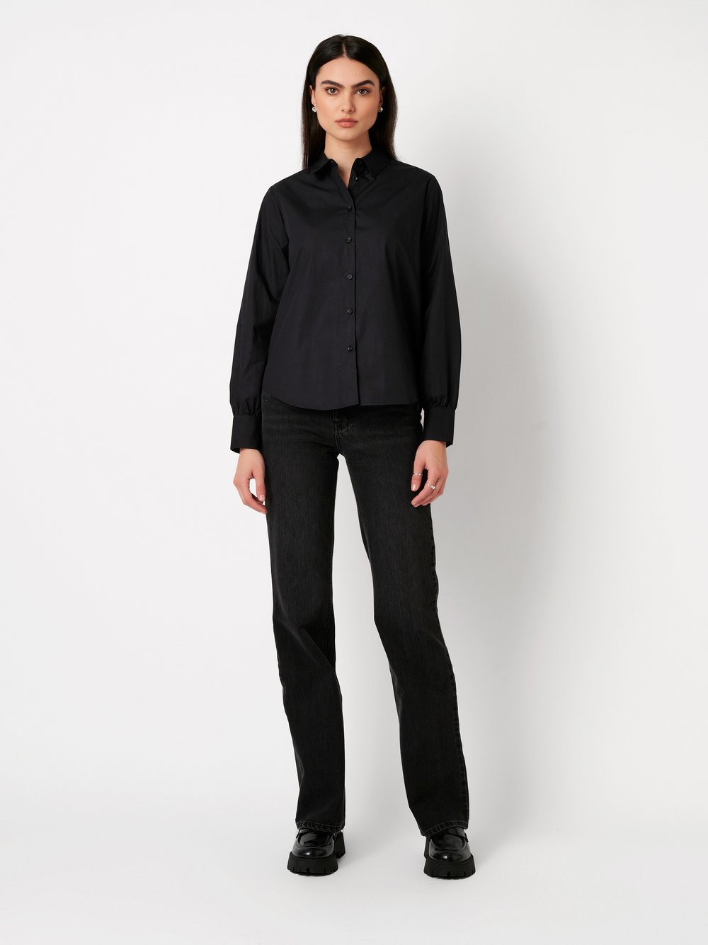 Damenbluse Lizzy in solid black, Outfitansicht am Model