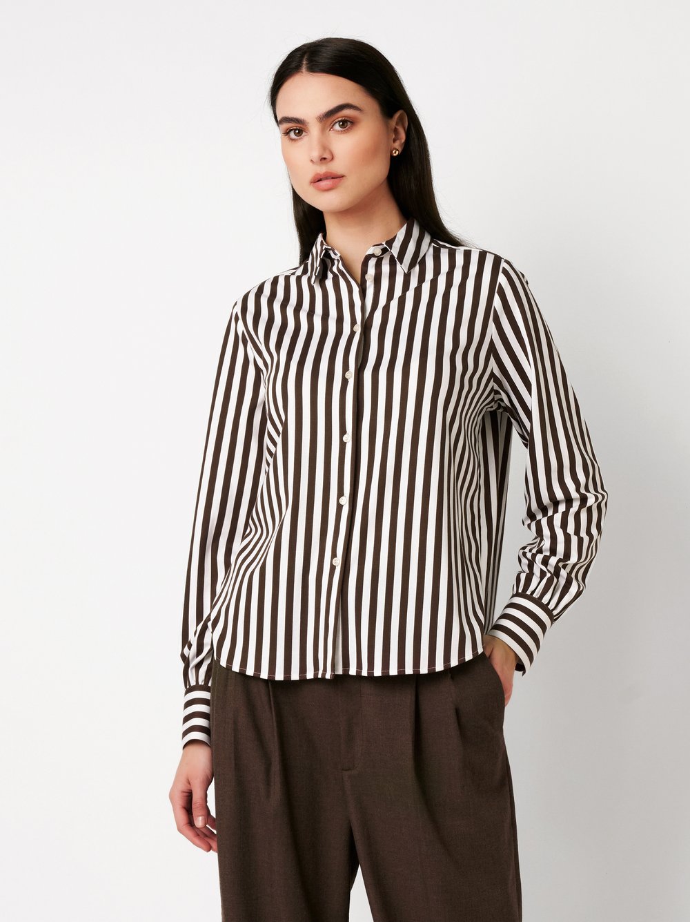 Womens blouse Lizzy in boldstripe mocha, front view worn by model