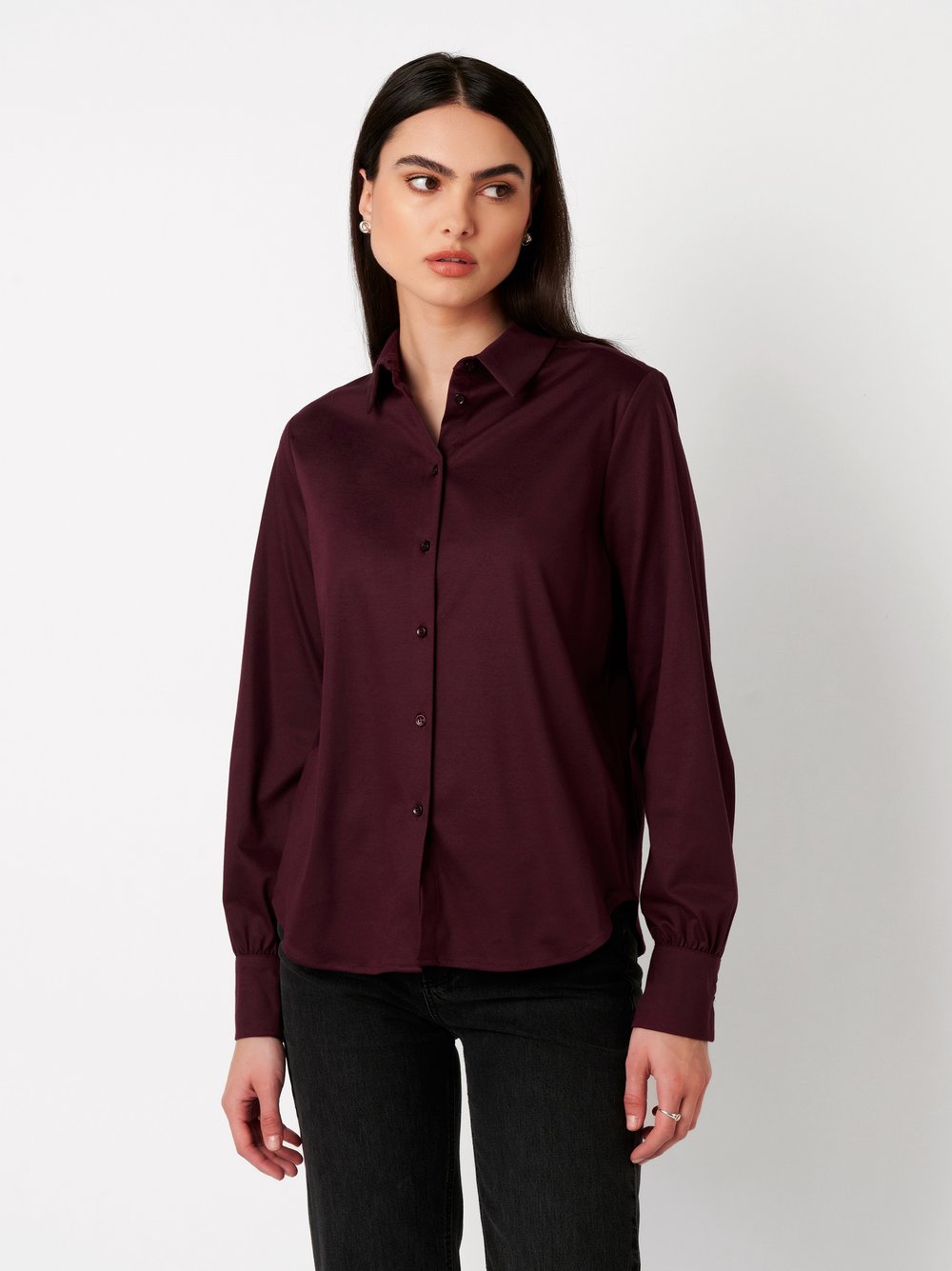 Womens blouse Lizzy in burgundy, front view worn by model