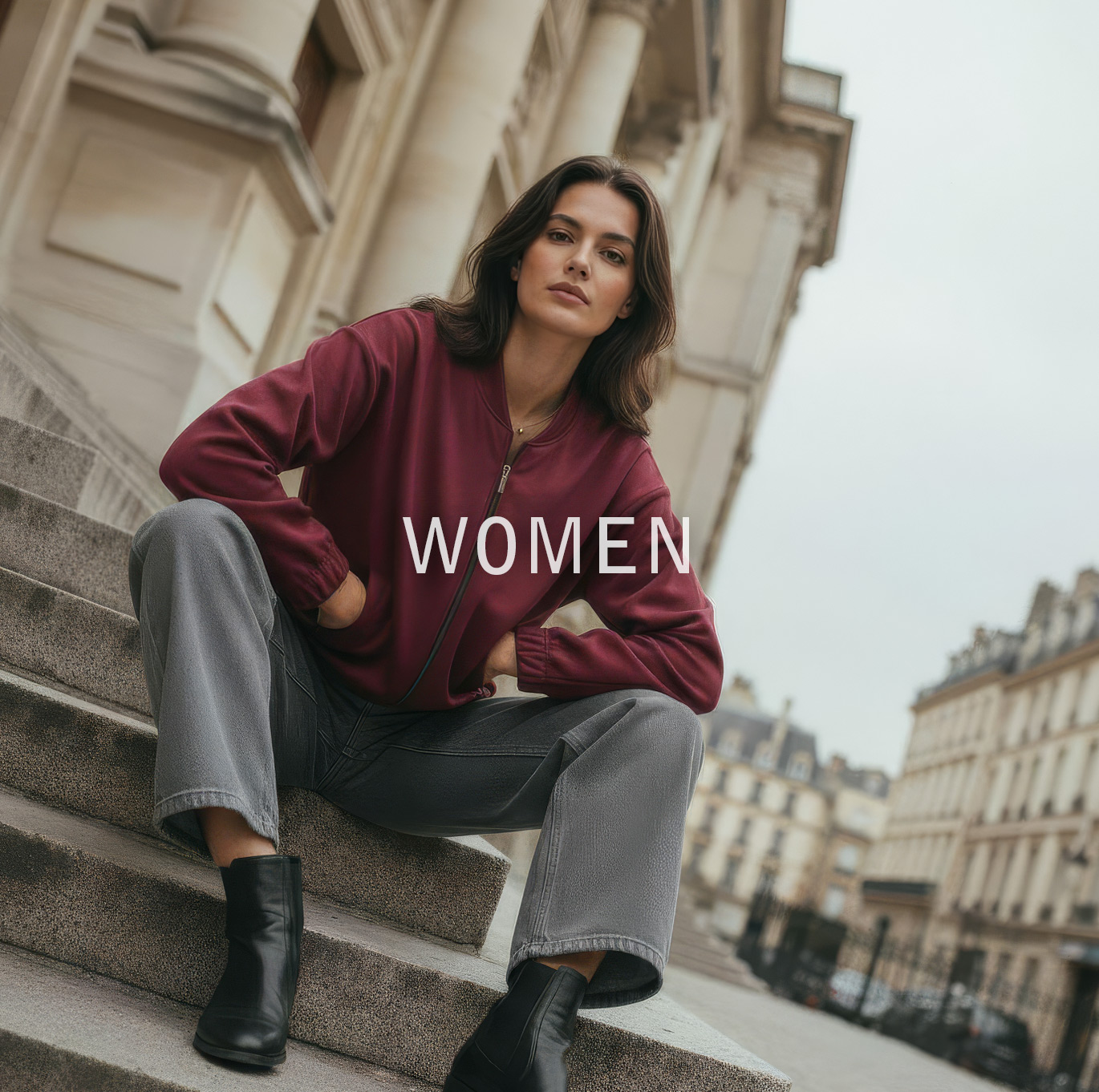 Modell trägt kastanienrote Jerseyjacke und graue Hose – Teaserbild zur Damenkollektion von DESOTO