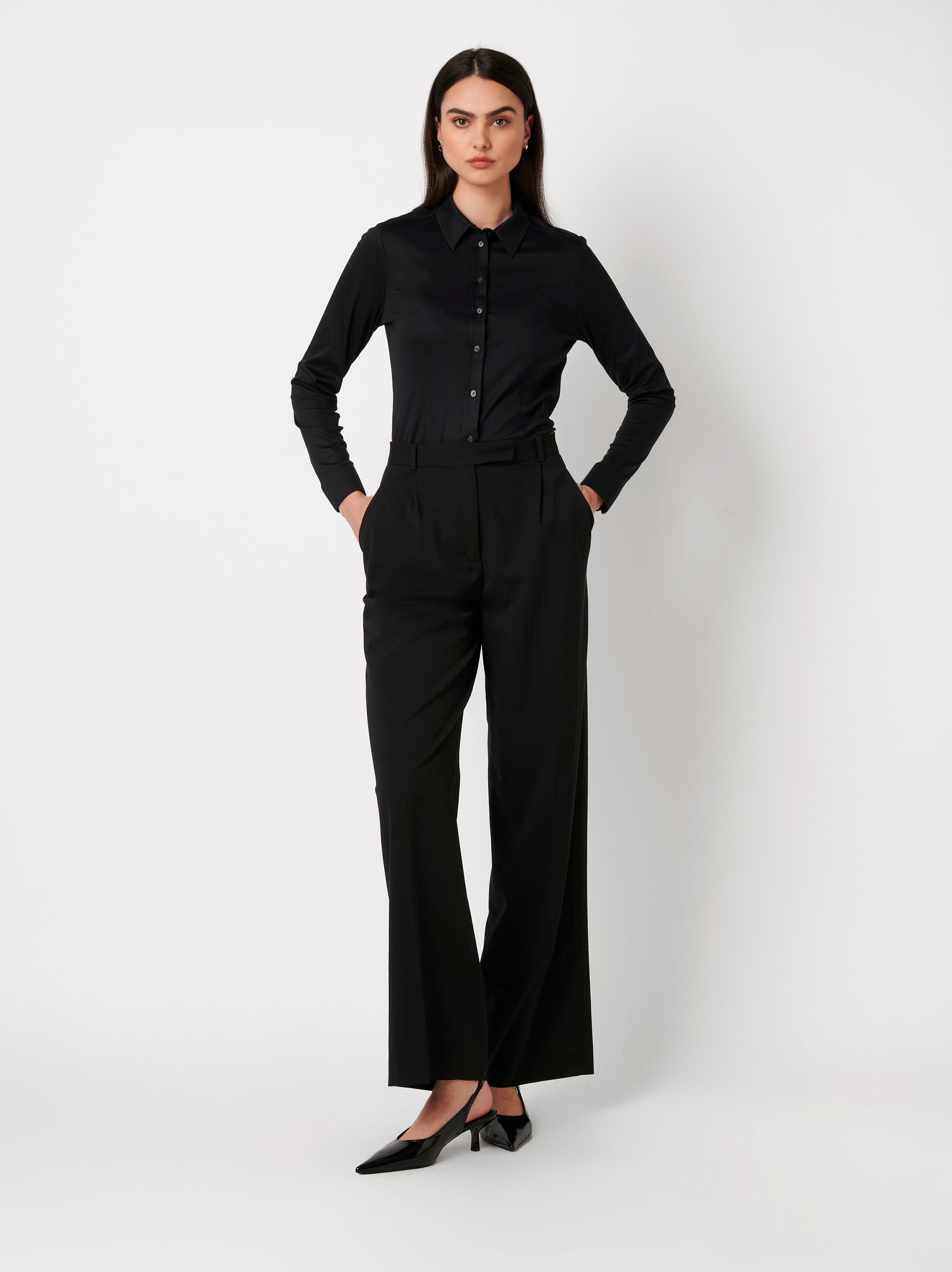 Damenbluse Pia in solid black, Outfitansicht am Model