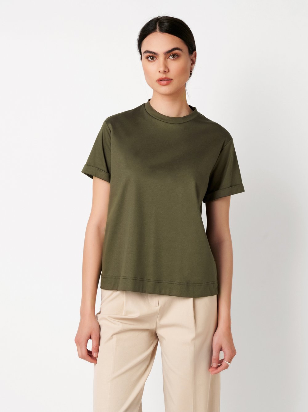 Damenshirt Alexa in olive, Frontansicht am Model getragen