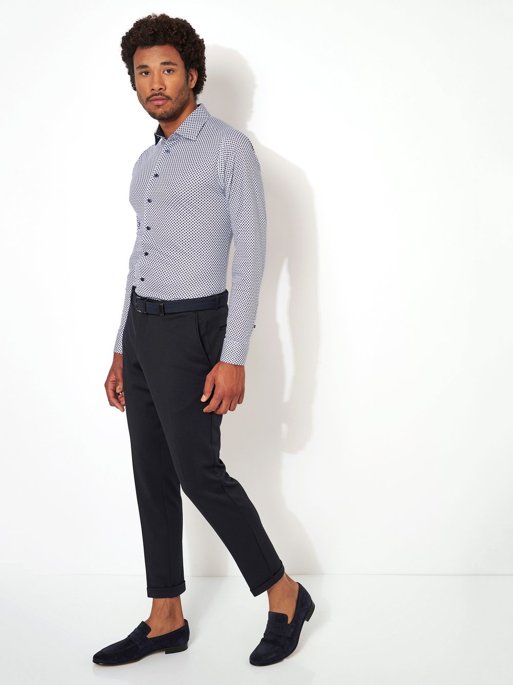 Mens shirt casual kent in white with red and blue dots, outfit view worn by model