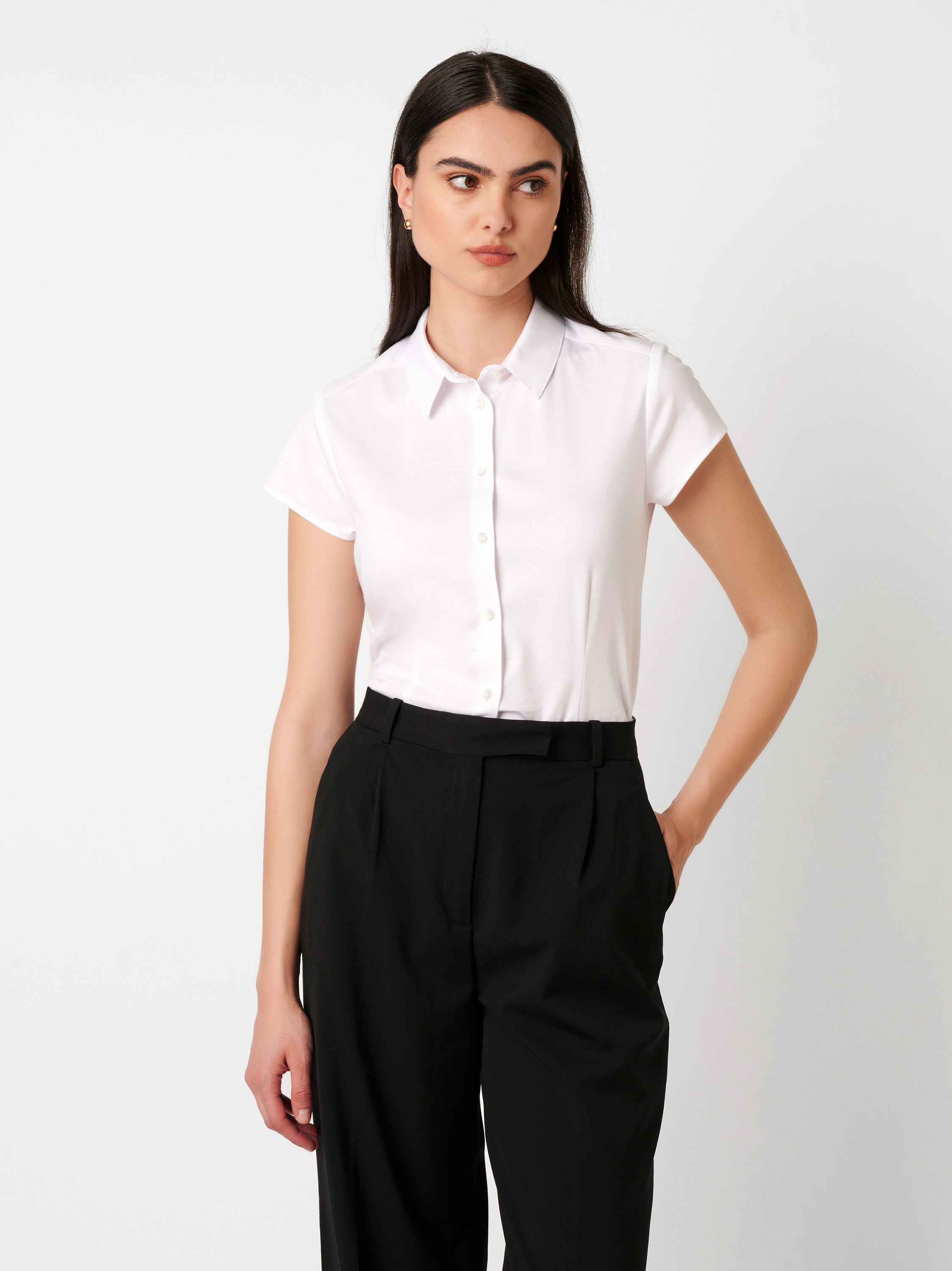 Damenbluse Pia in solid white, Frontansicht am Model getragen