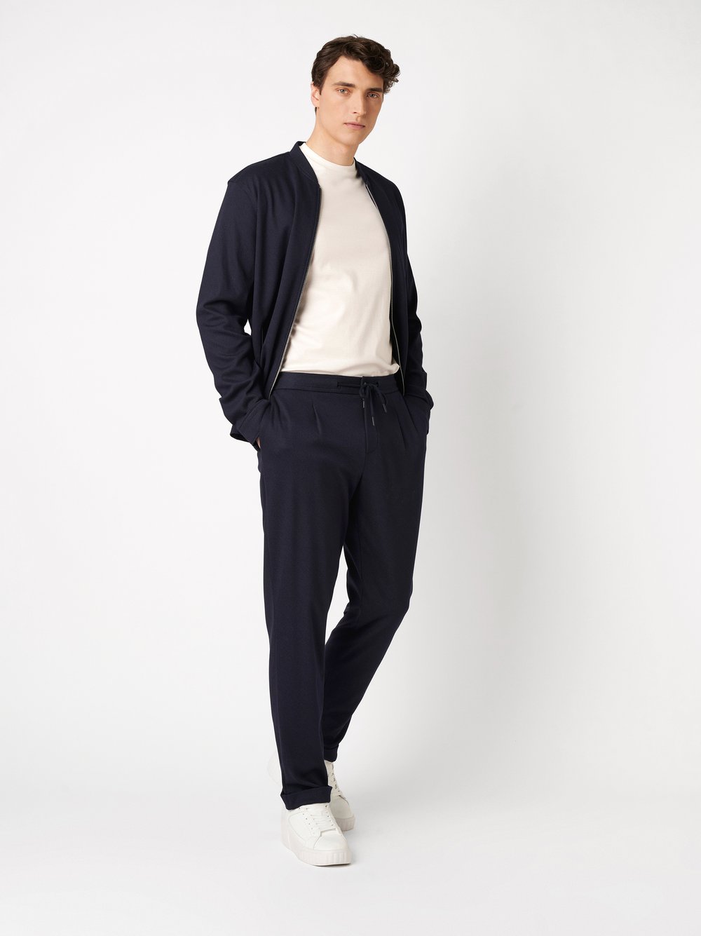 Herrenhose Casual Pants in dark navy twill, Outfitansicht am Model