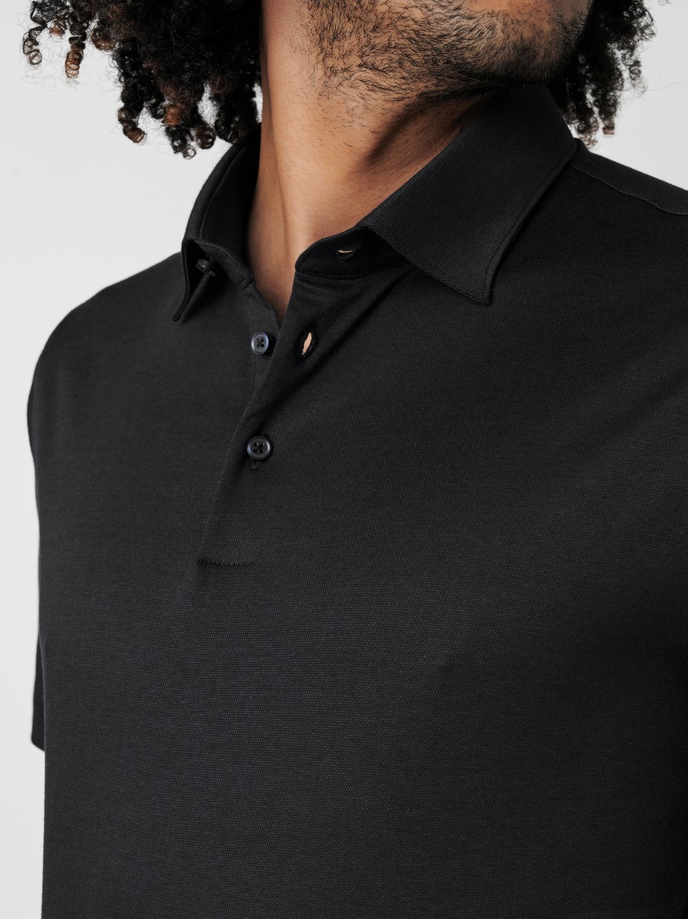 Herrenpolo Essential Kent in black pique, Detailansicht