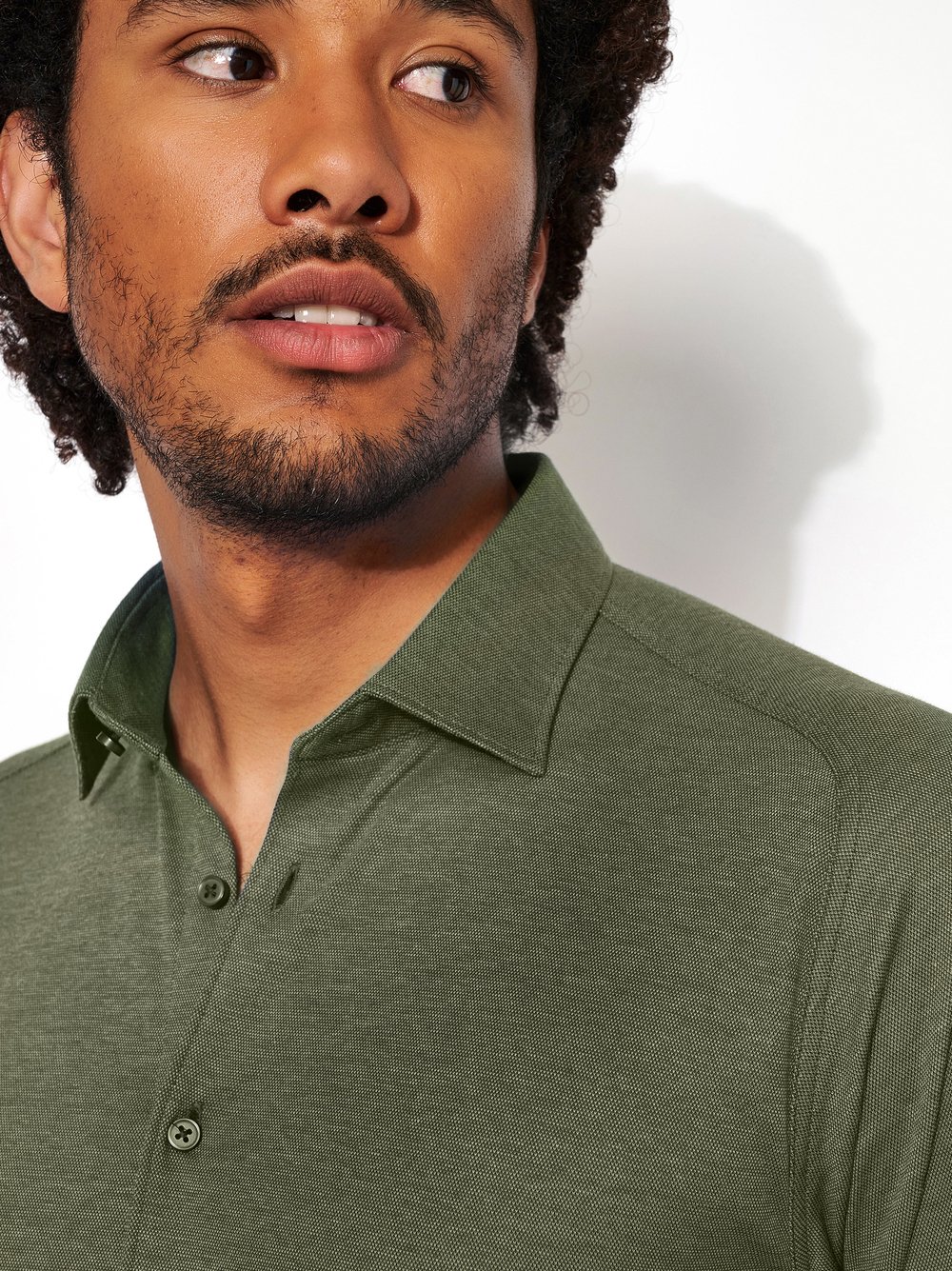 Mens shirt casual kent in forrest green pique, detail view