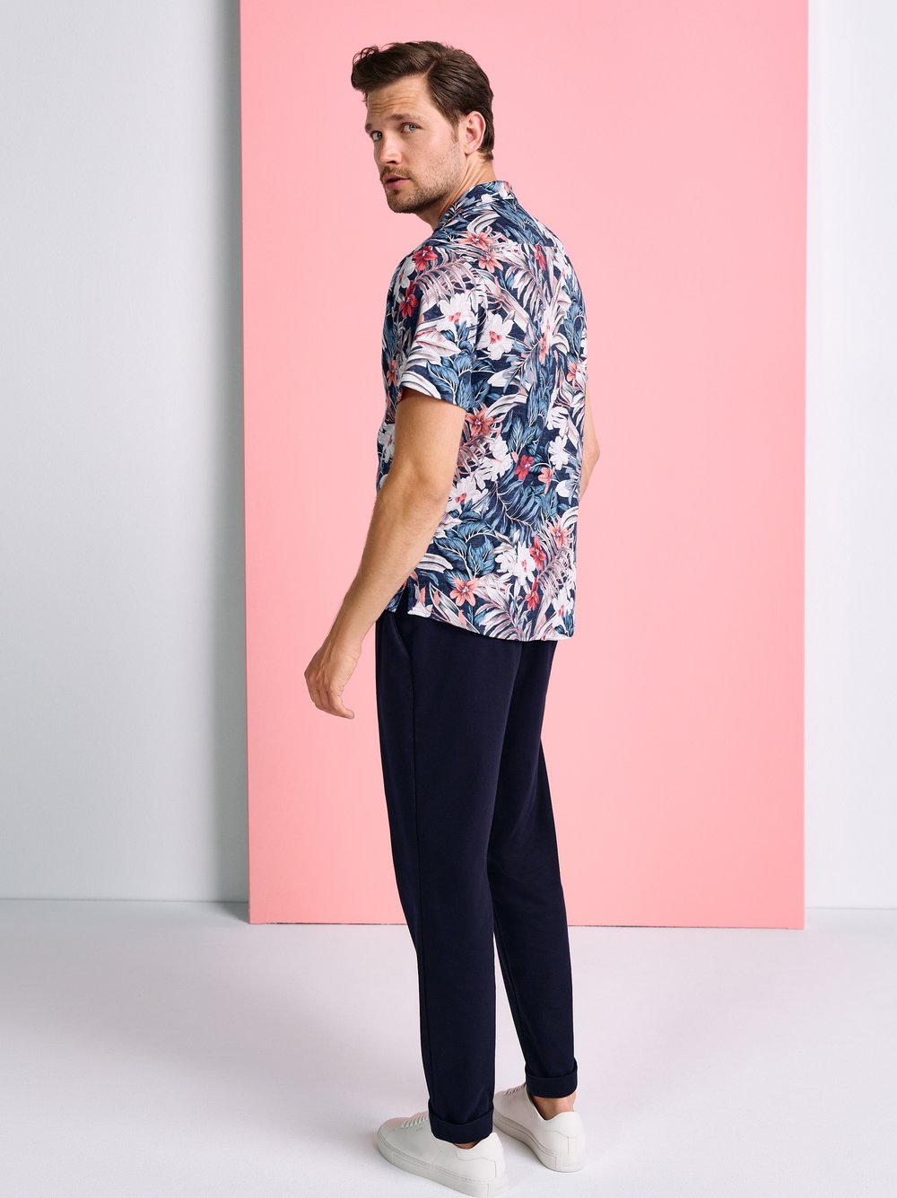 Mens shirt casual lido in apricot and blue flowers, back view worn by model