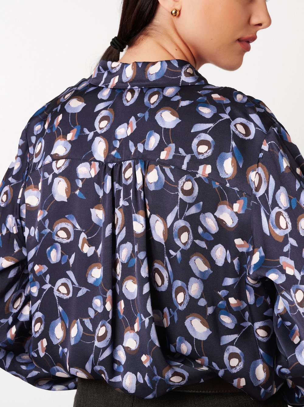 Damenbluse Lena in muted meadow navy, Detailansicht