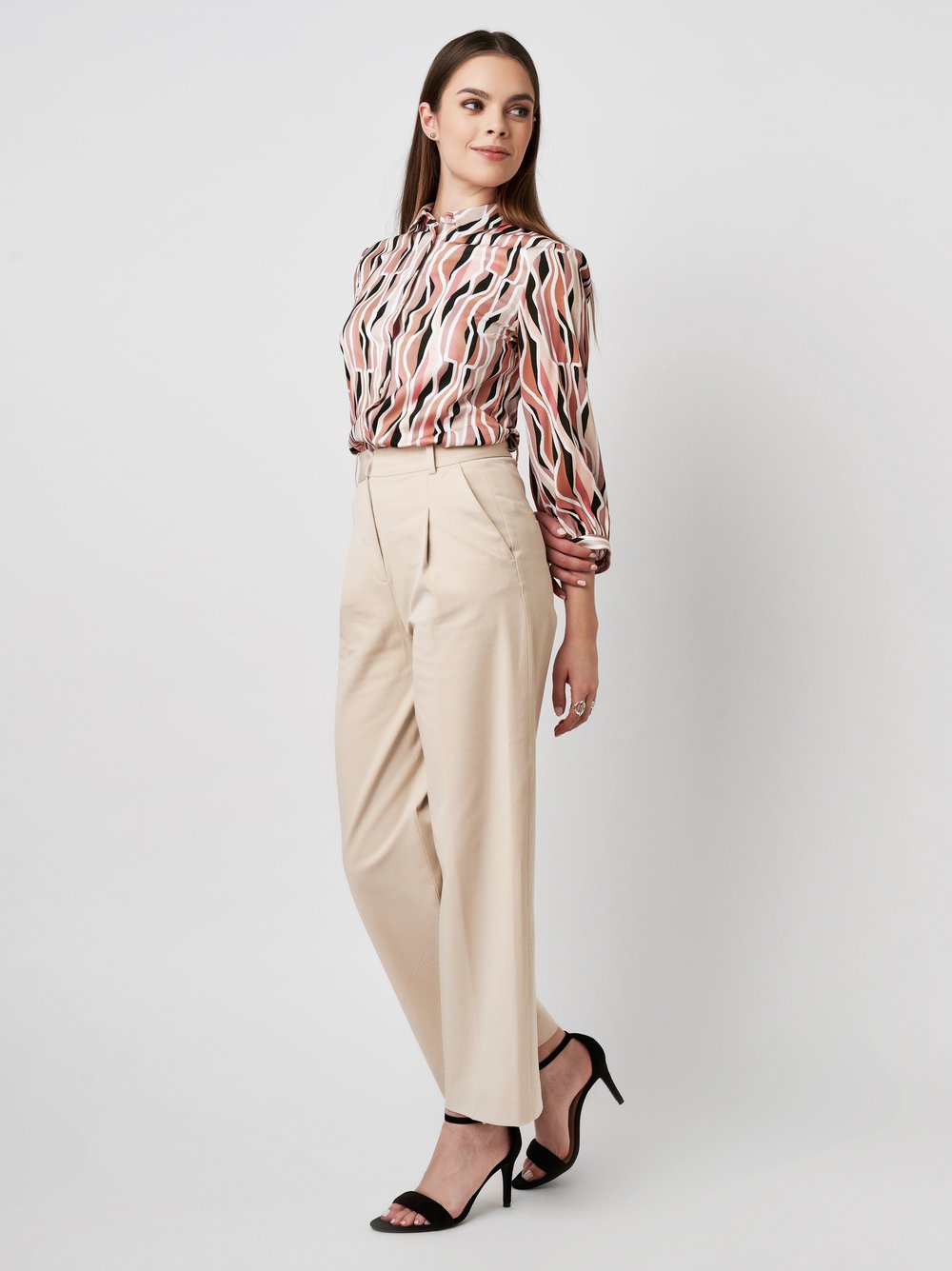Bluse Pia abstract sorbet sand black Outfitansicht Bluse Pia abstract sorbet sand black Outfitansicht