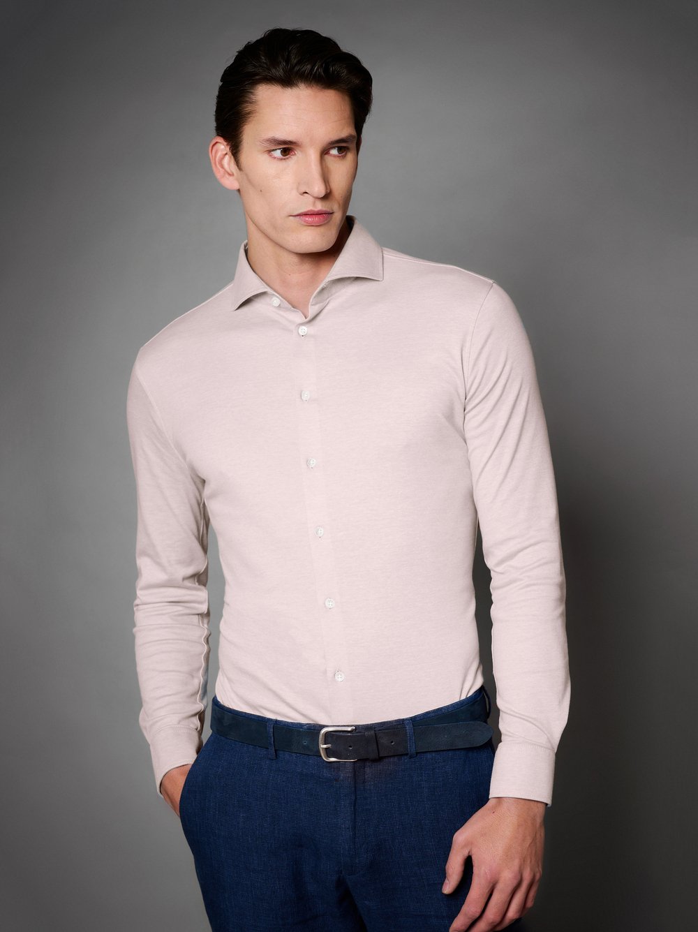 Herrenhemd Luxury Hai in soft rose pique, Frontansicht am Model getragen