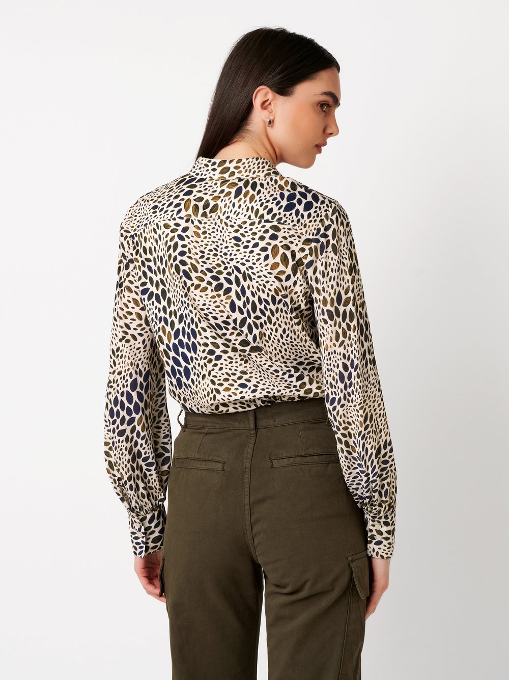 Damenbluse Pia in leaf mosaic olive, Rueckansicht am Model getragen