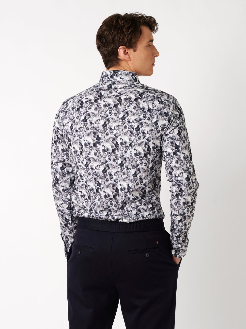 Mens shirt casual kent in greyish flowers, back view worn by model