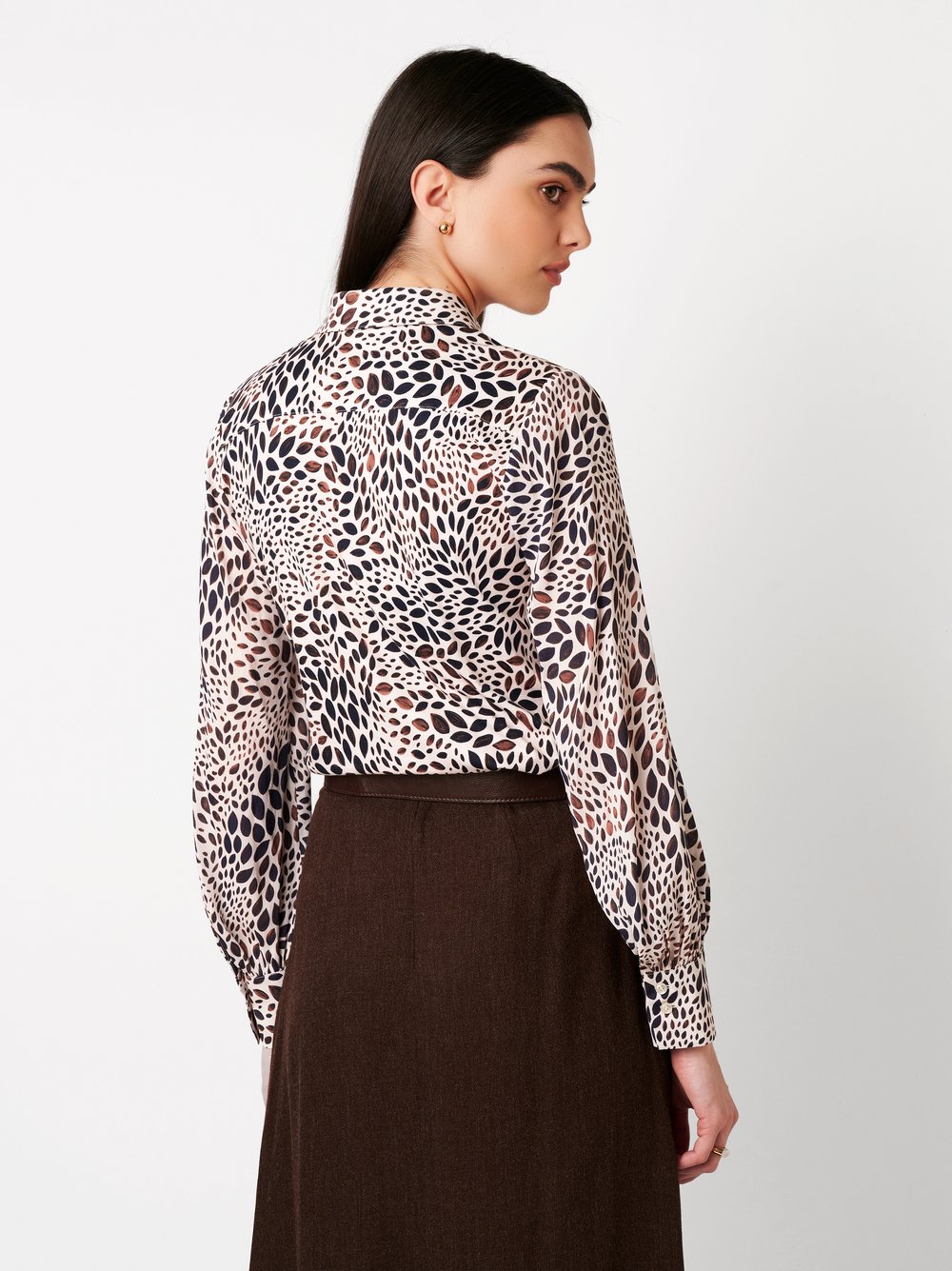 Damenbluse Pia in leaf mosaic mocha, Rueckansicht am Model getragen