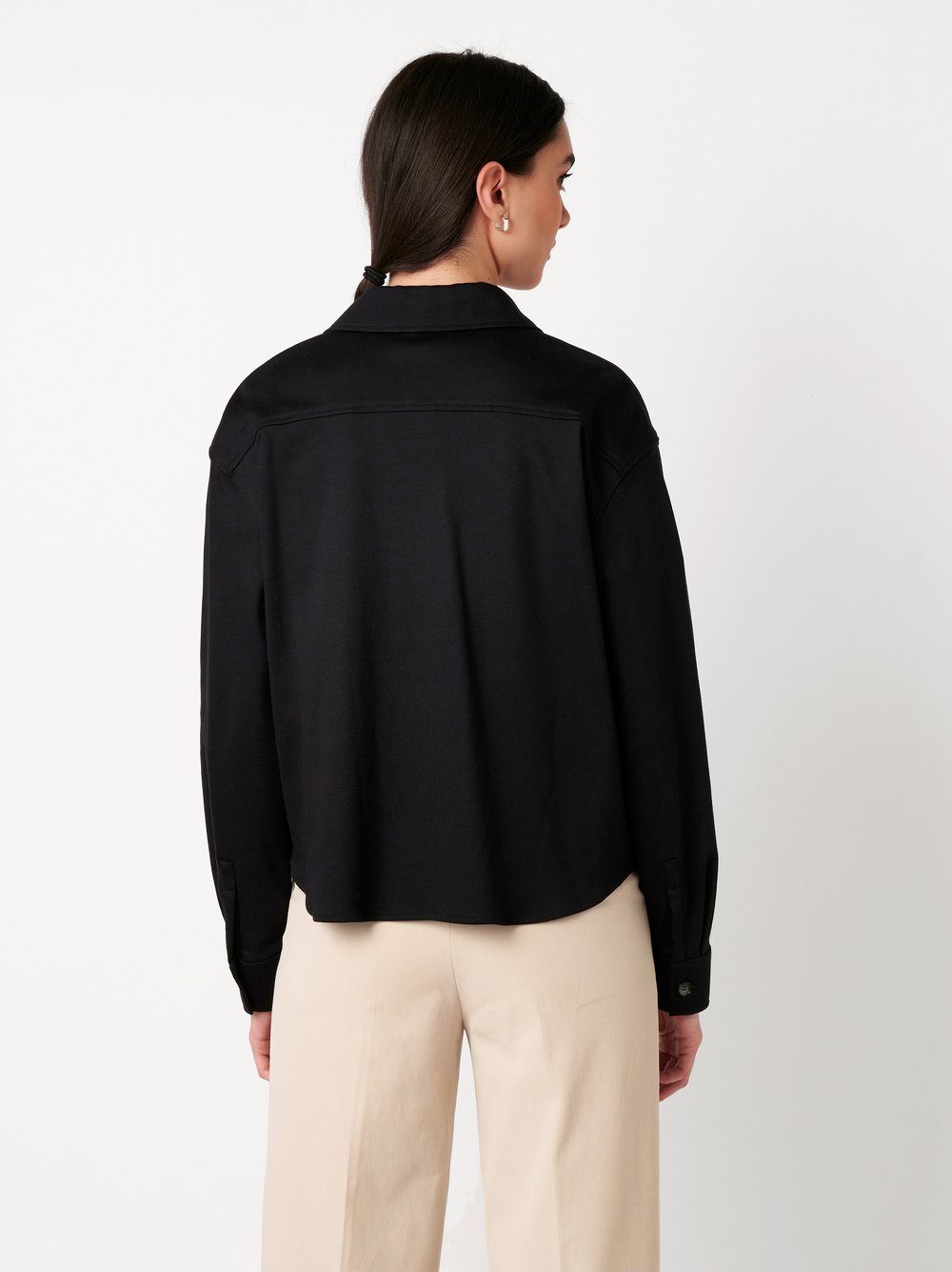 Damenbluse Sina in solid black, Rueckansicht am Model getragen