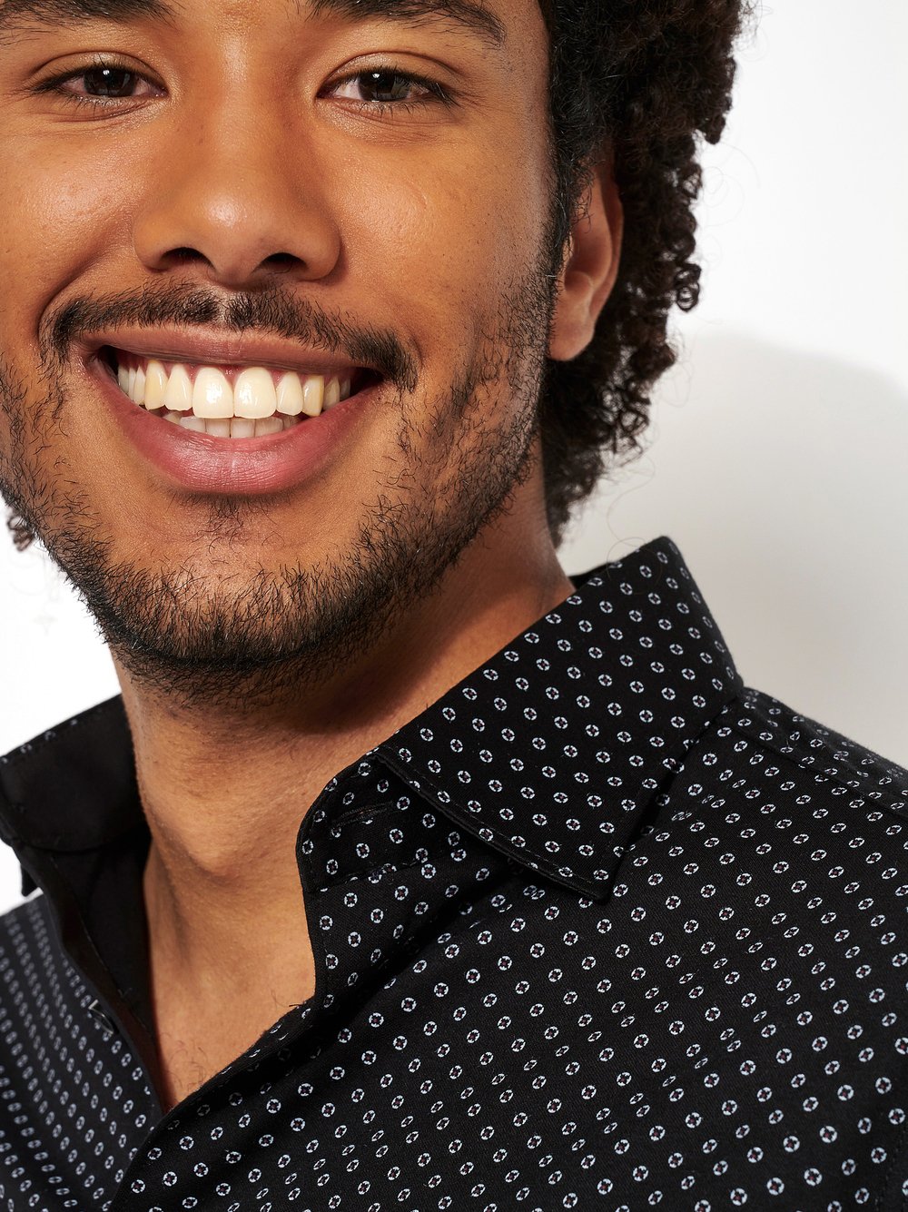 Mens shirt casual kent in black with red dots, detail view
