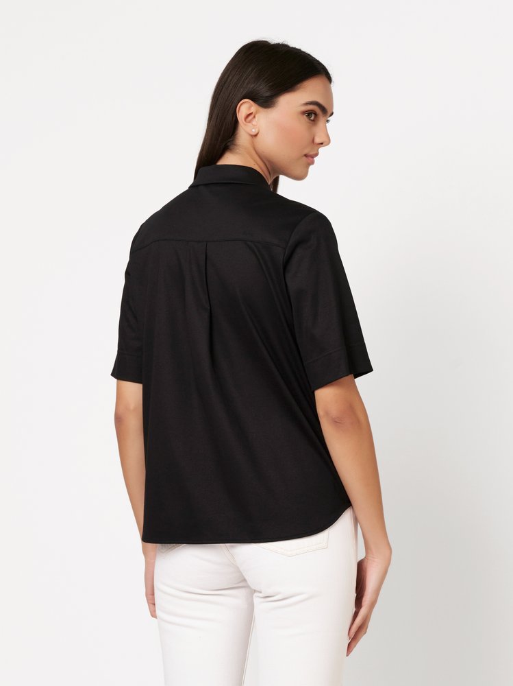 Damenbluse Lizzy in solid black, Rueckansicht am Model getragen