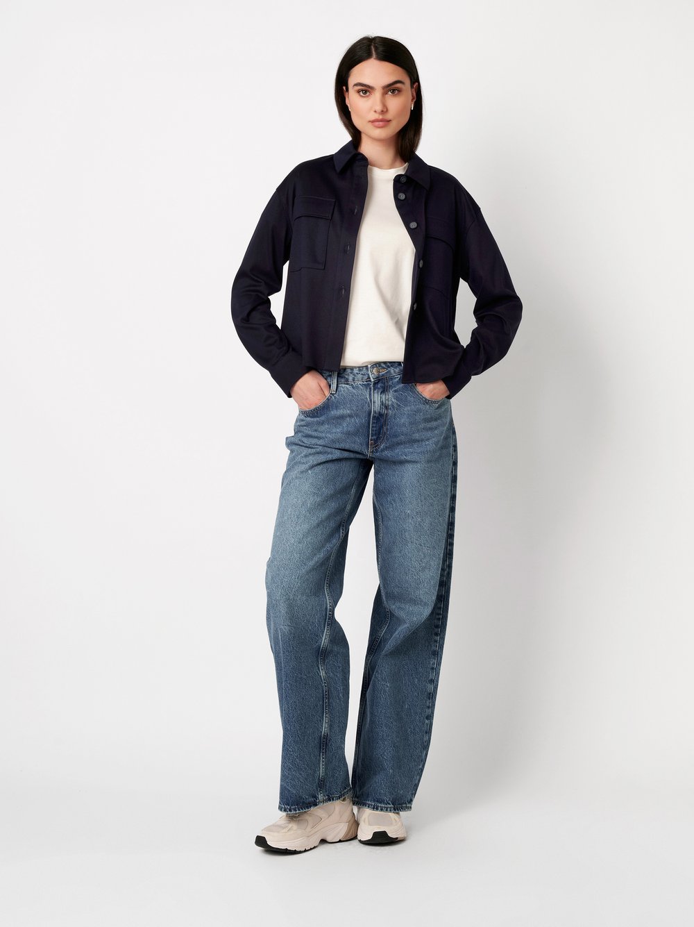 Damenbluse Sina in solid midnight blue, Outfitansicht am Model