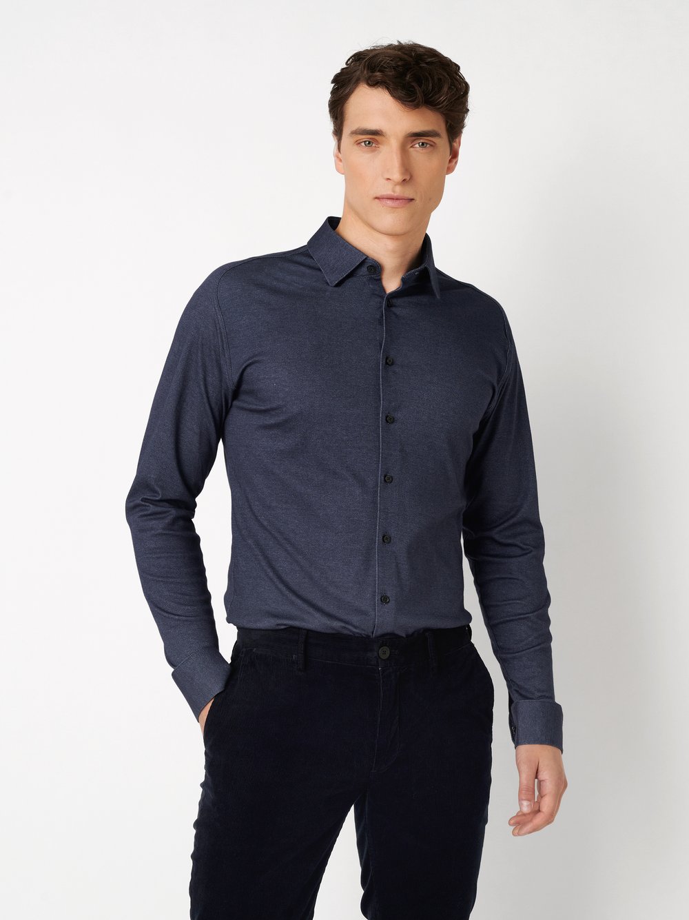 Mens shirt casual kent in navy twill, front view worn by model