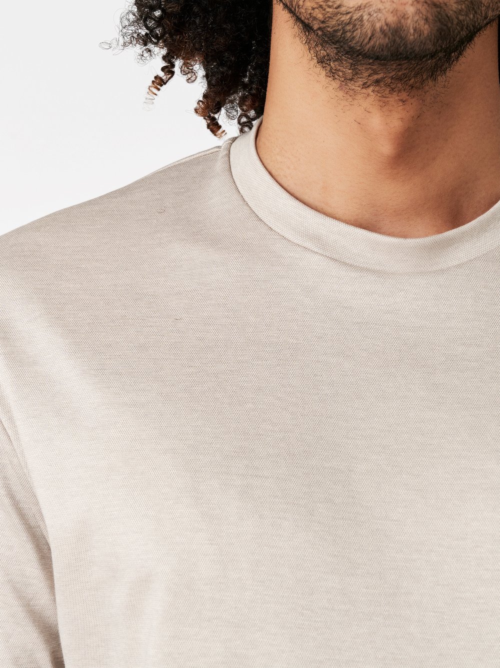 Mens T-shirt casual roundneck in light sonte pique, detail view