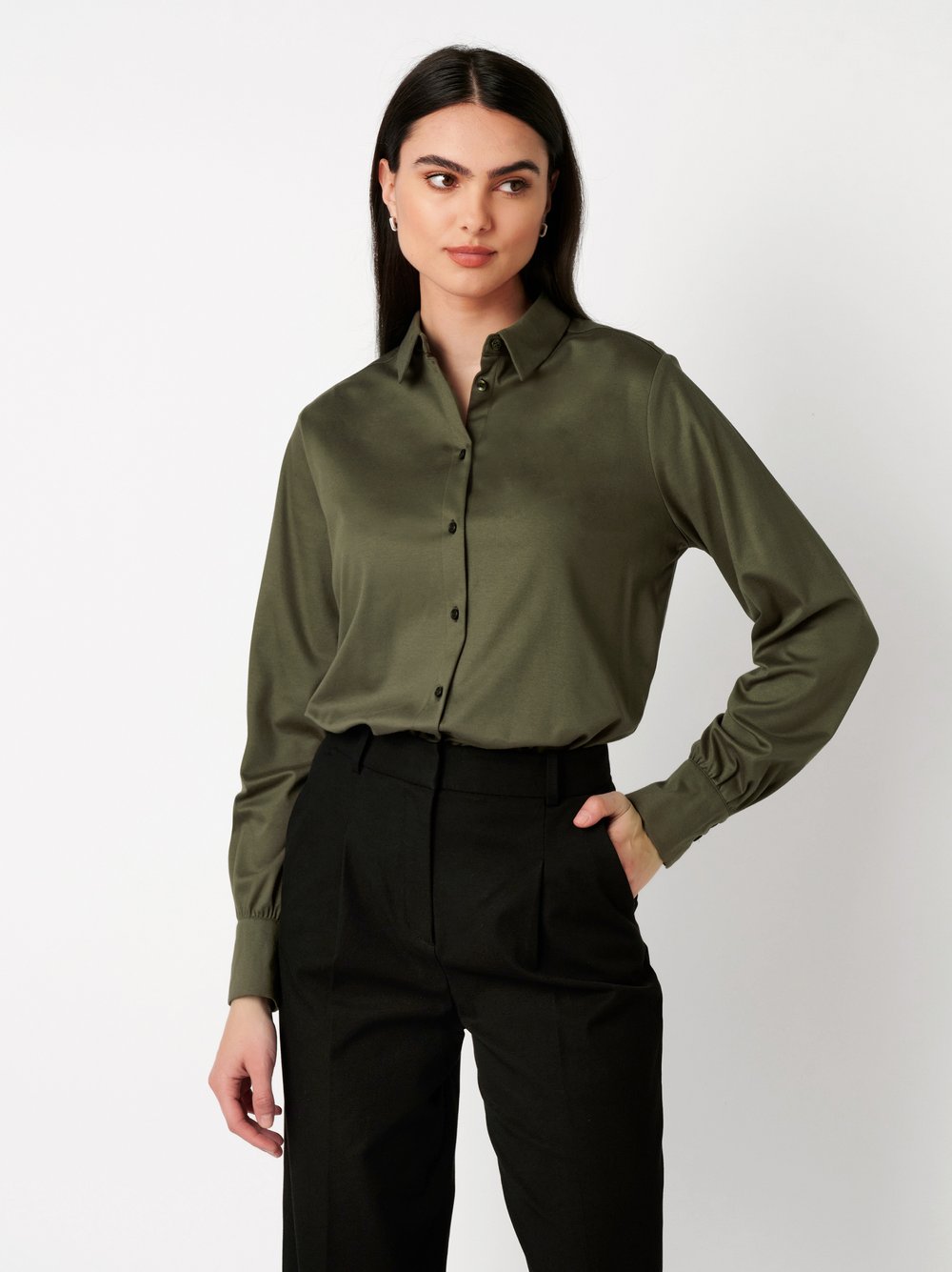 Damenbluse Lizzy in olive, Frontansicht am Model getragen
