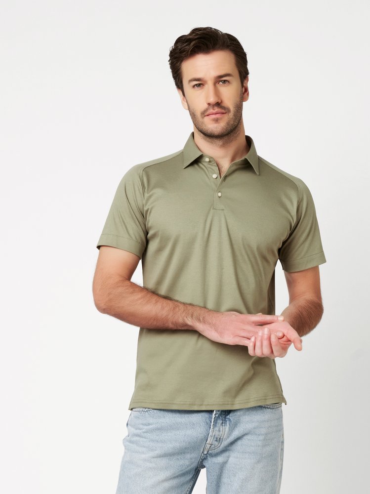 Herrenpolo Casual Kent in dark green pique, Frontansicht am Model getragen