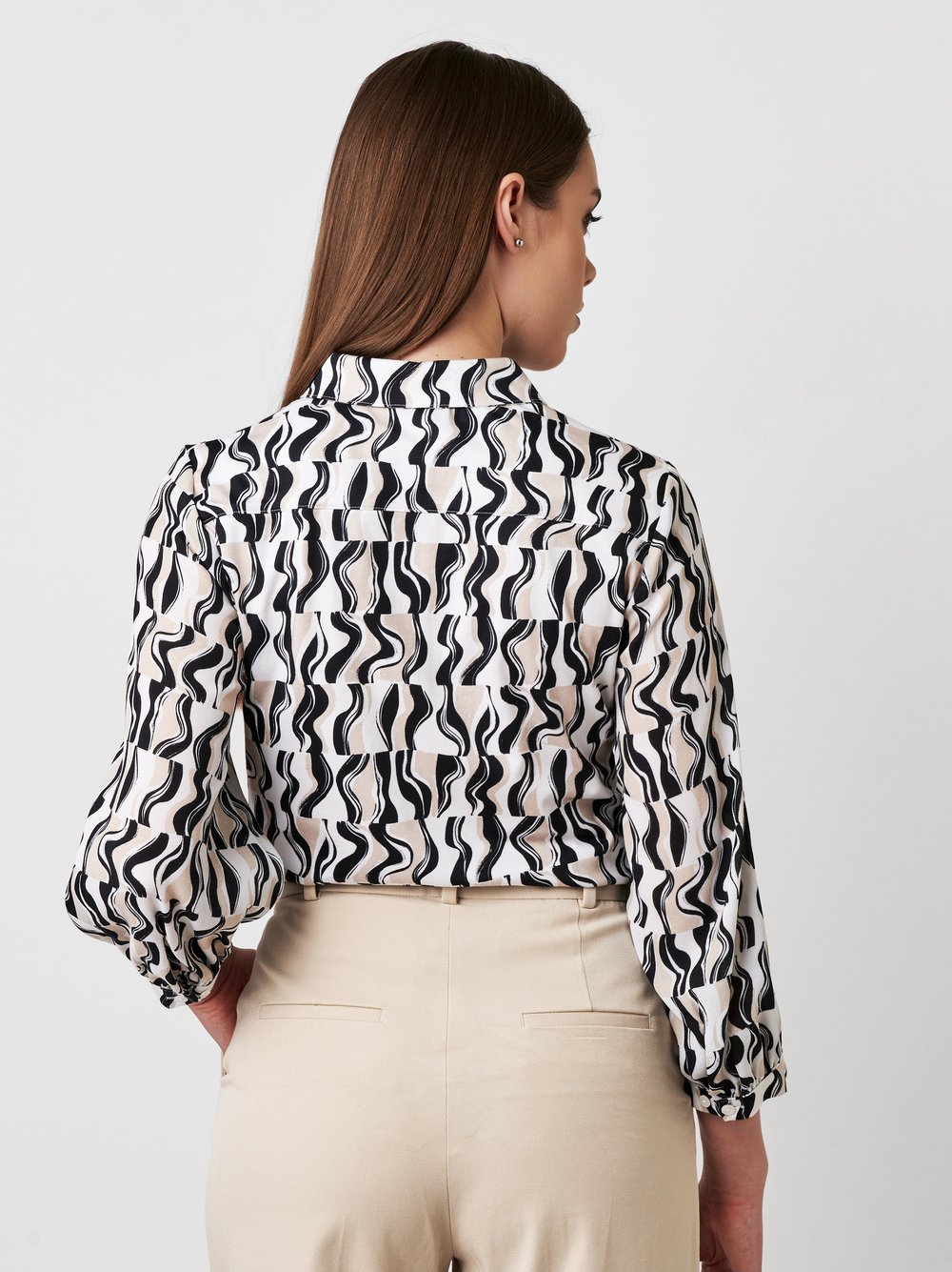 Bluse Pia abstract black sand white Rueckansicht Bluse Pia abstract black sand white Rueckansicht