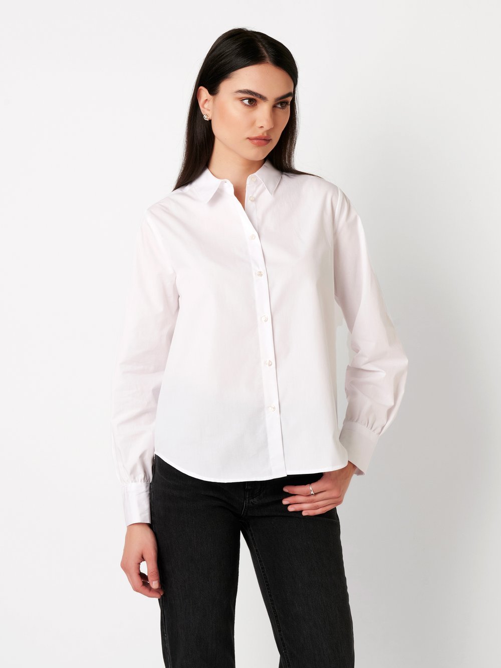 Damenbluse Lizzy in solid white, Frontansicht am Model getragen