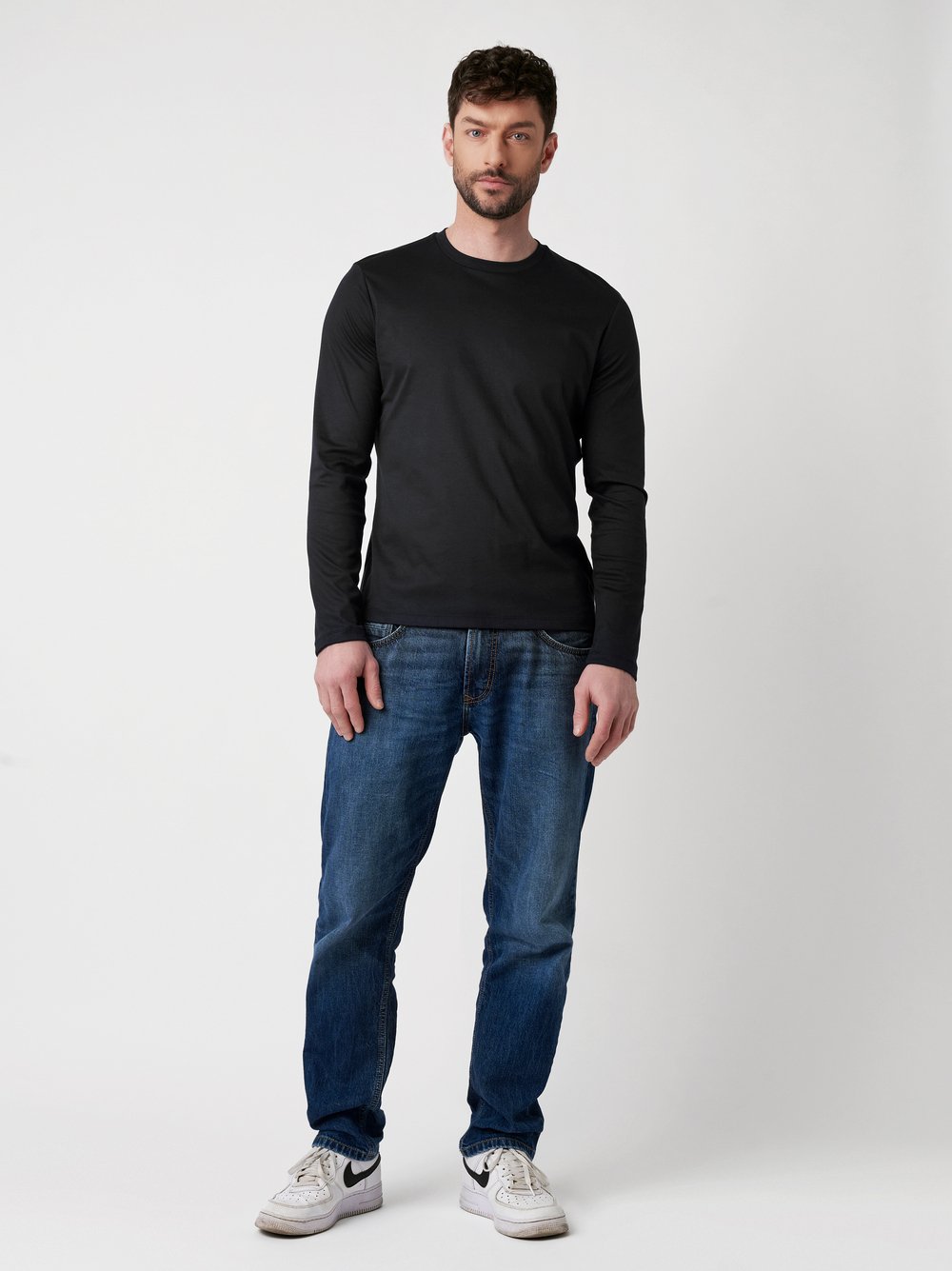 T-Shirt Casual Roundneck solid black outfit view