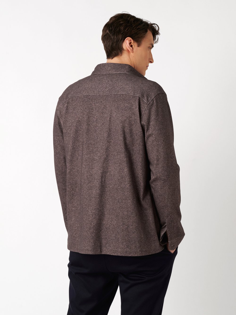 Herrenhemd Casual Shacket in brown twill, Rueckansicht am Model getragen