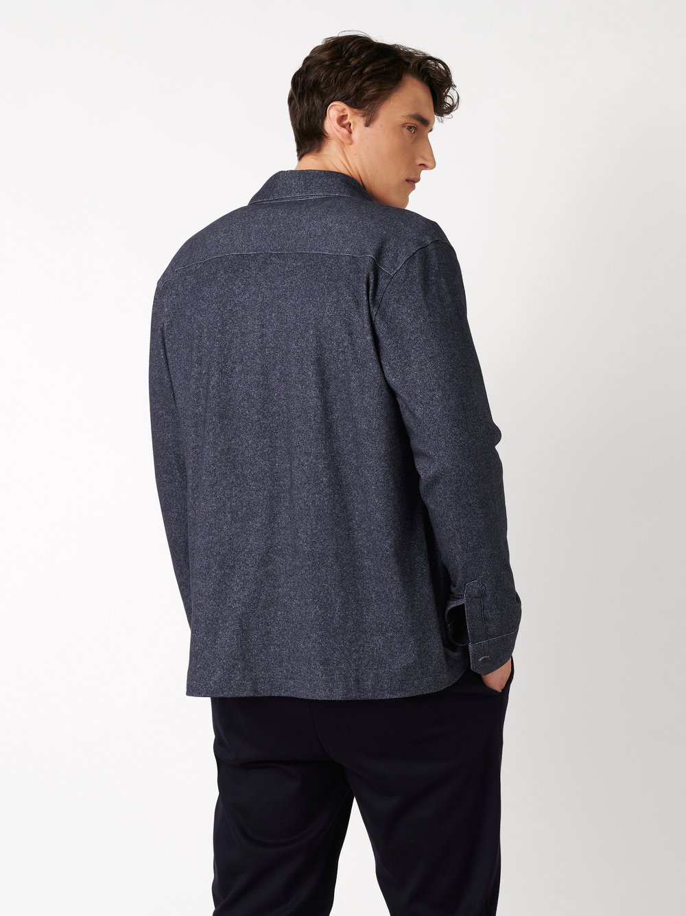 Herrenhemd Casual Shacket in navy twill, Rueckansicht am Model getragen