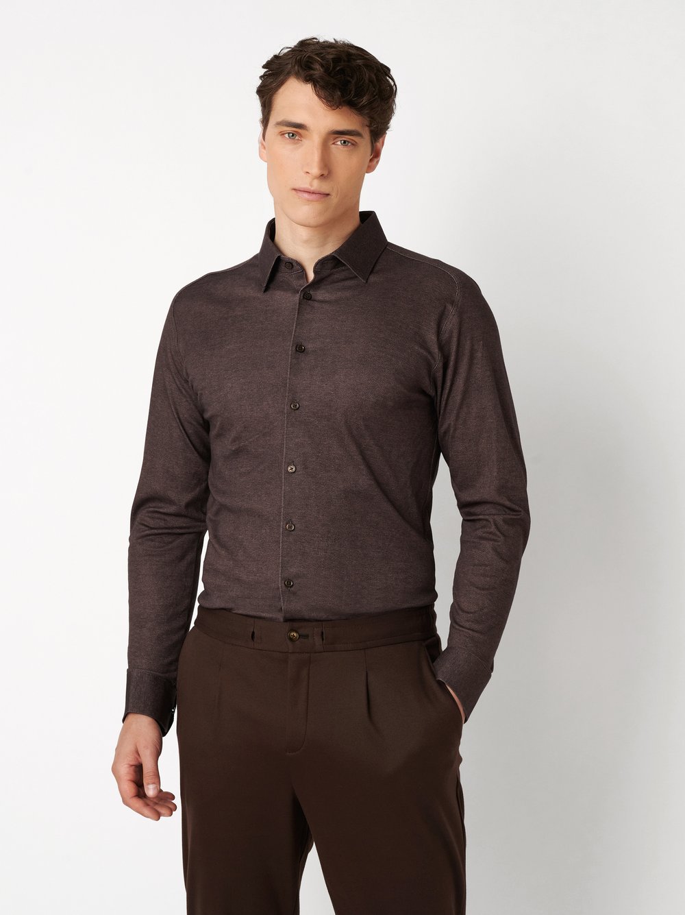 Mens shirt casual kent in brown twill, front view worn by model
