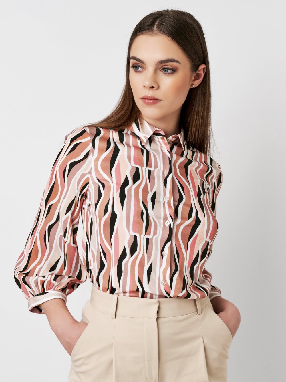 Bluse Pia abstract sorbet sand black Vorderansicht Bluse Pia abstract sorbet sand black Vorderansicht
