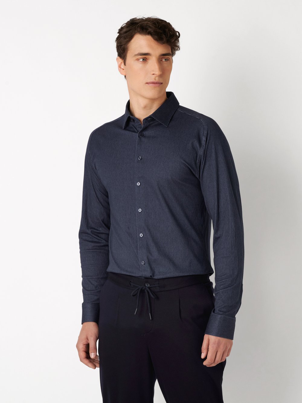 Mens shirt casual kent in deepnavy corduroy, front view worn by model