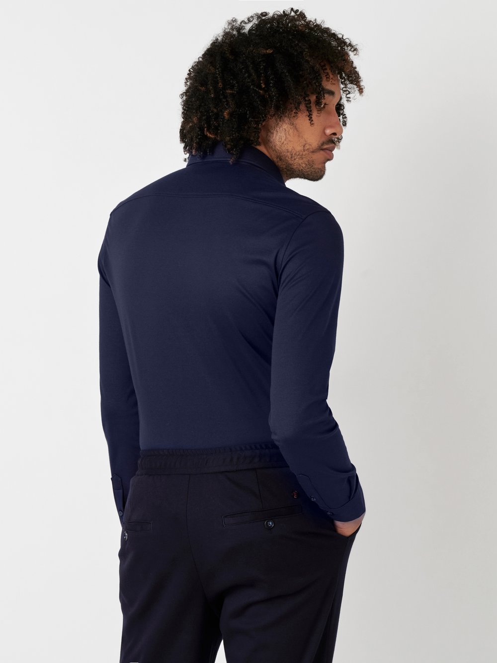Herrenhemd Casual Kent in solid navy, Rueckansicht am Model getragen