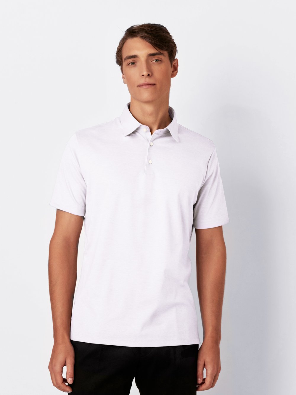 Herrenpolo Essential Kent in white pique, Frontansicht am Model getragen