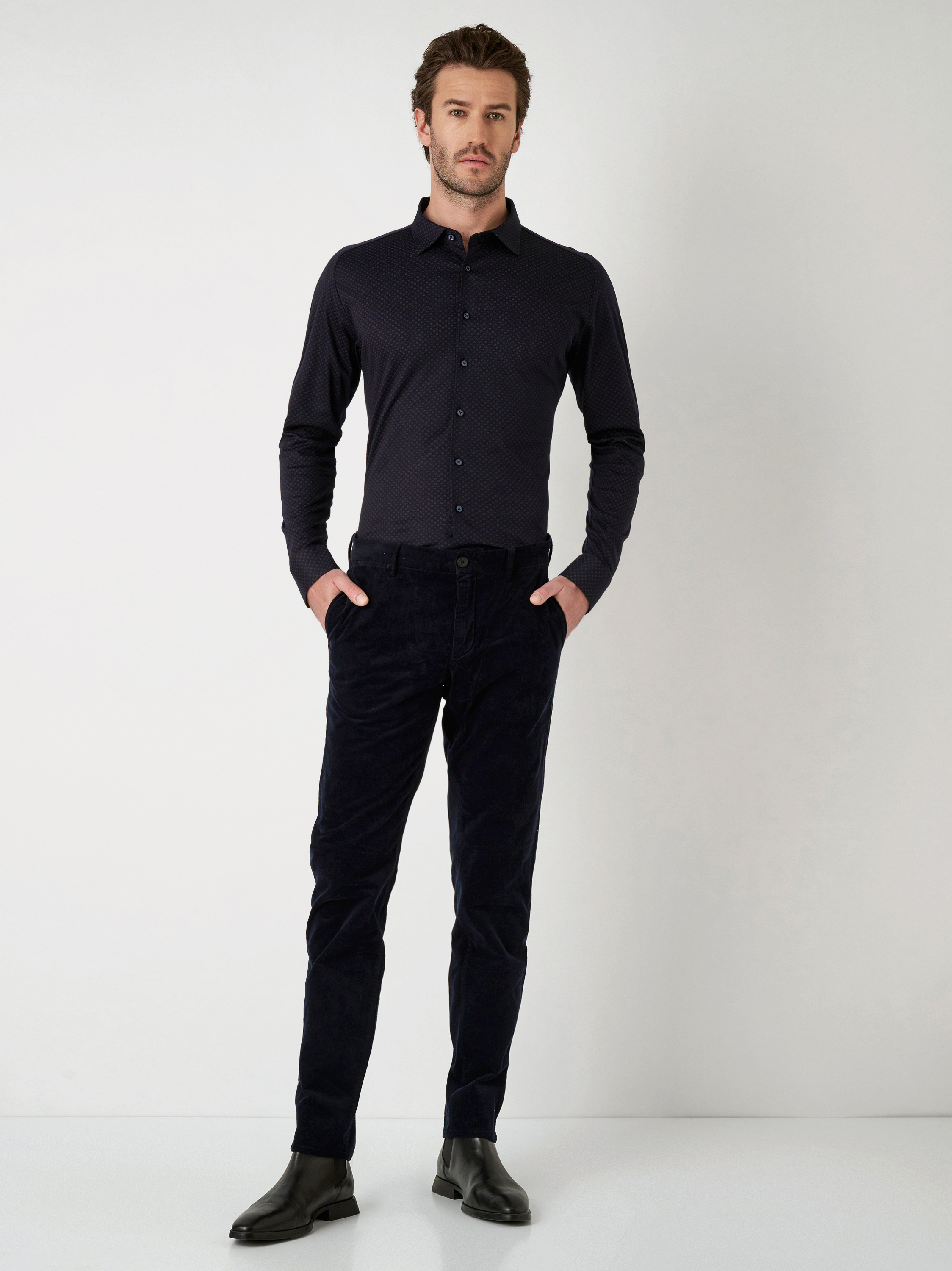 Herrenhemd Casual Kent in navy blossoms, Outfitansicht am Model