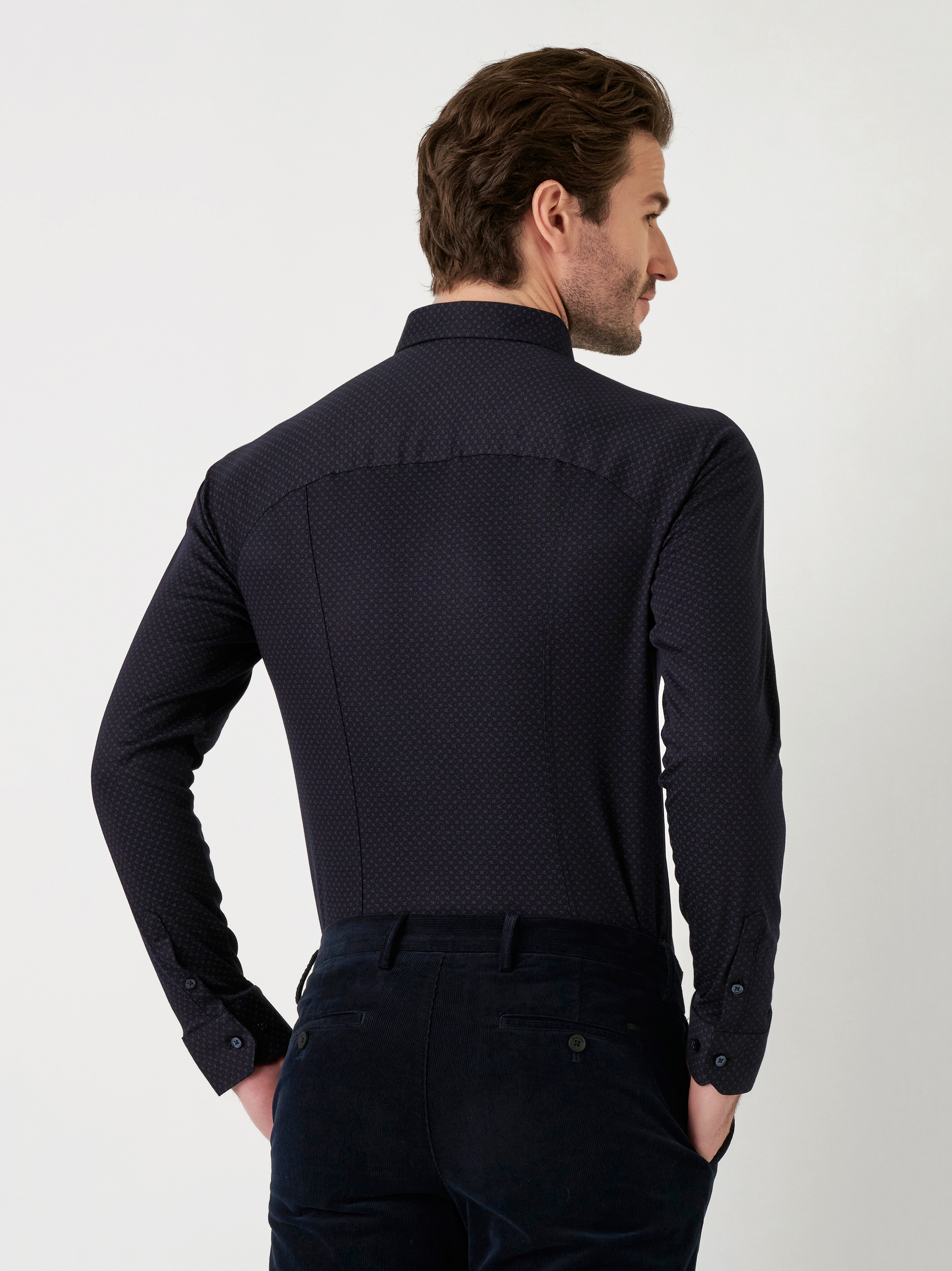 Herrenhemd Casual Kent in navy blossoms, Rueckansicht am Model getragen