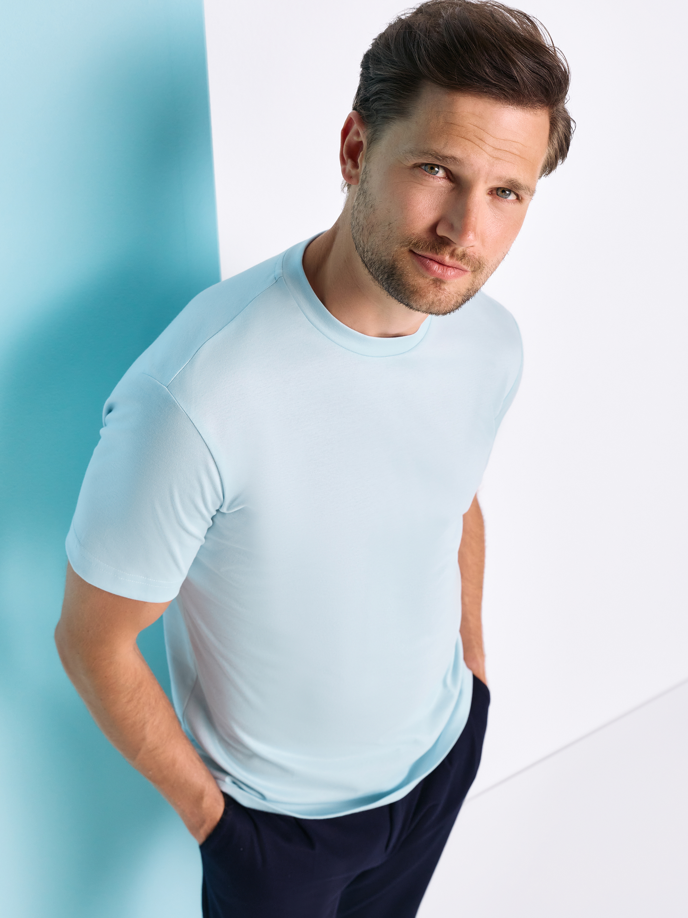 Herrenshirt Casual Roundneck in solid aqua, Frontansicht am Model getragen