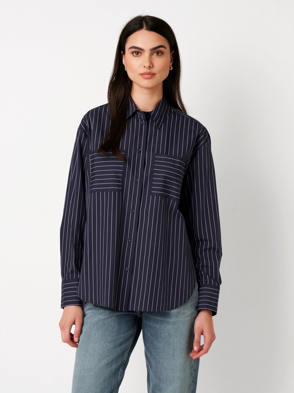 Damenbluse Finja in pinstripe navy, Frontansicht am Model getragen