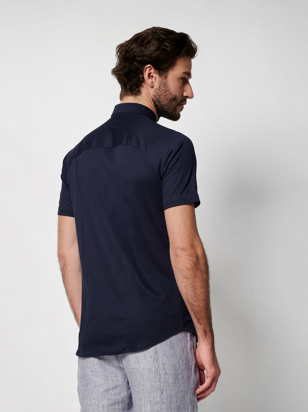 Herrenhemd Modern Button Down in solid navy, Rueckansicht am Model getragen