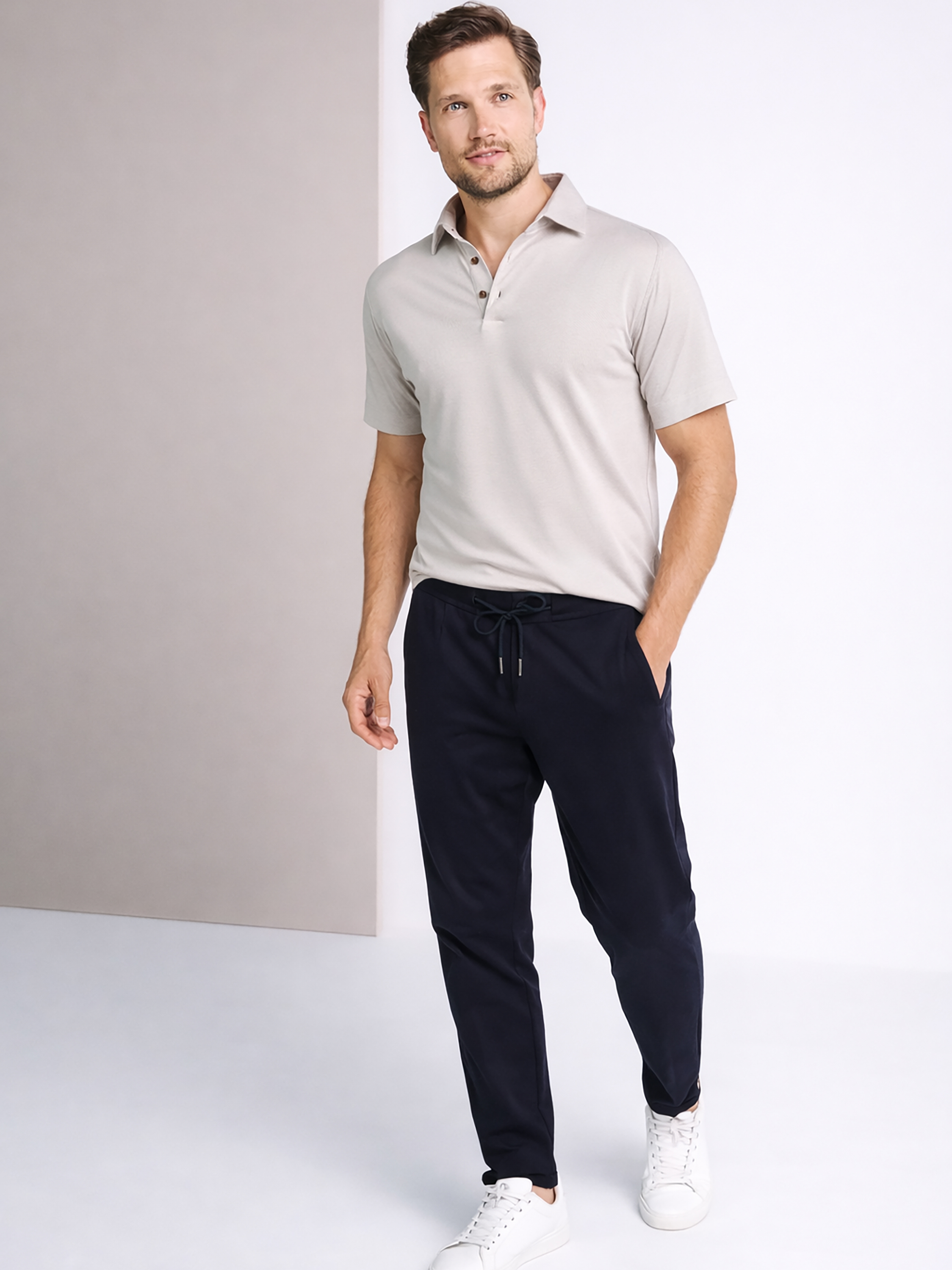 Mens Polo casual kent in light sonte pique, outfit view worn by model