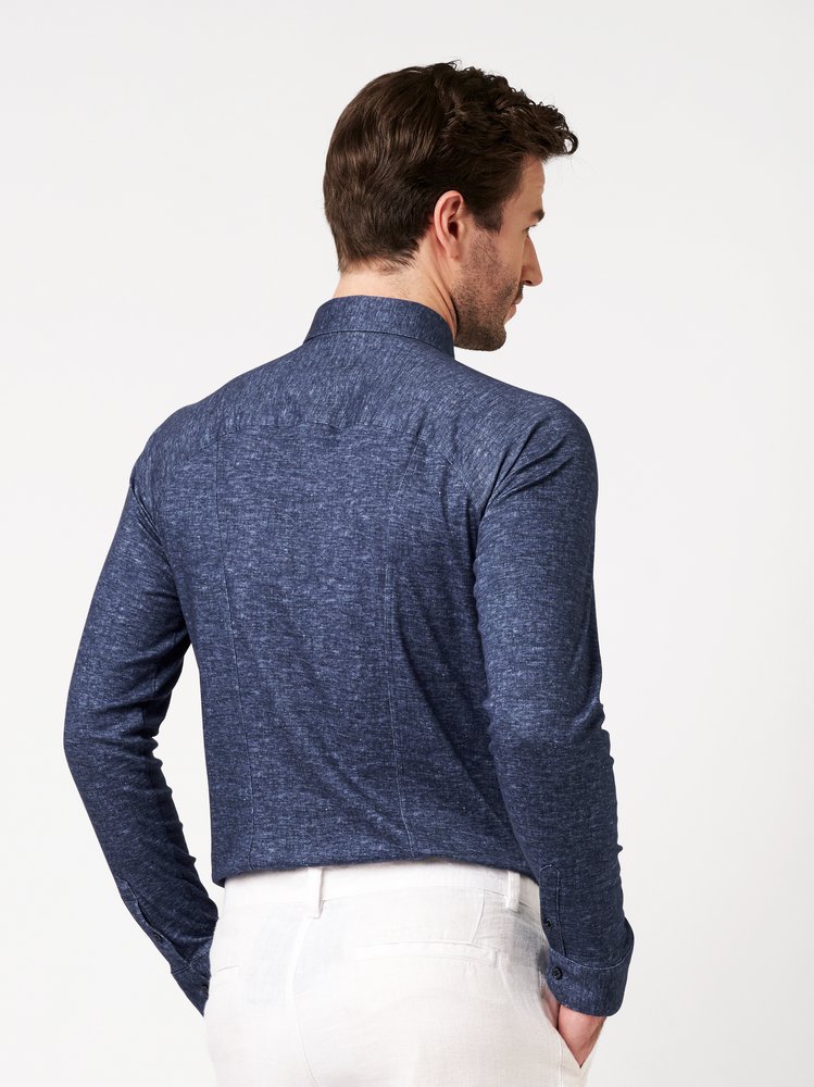 Herrenhemd Casual Kent in linen navy blue, Rueckansicht am Model getragen