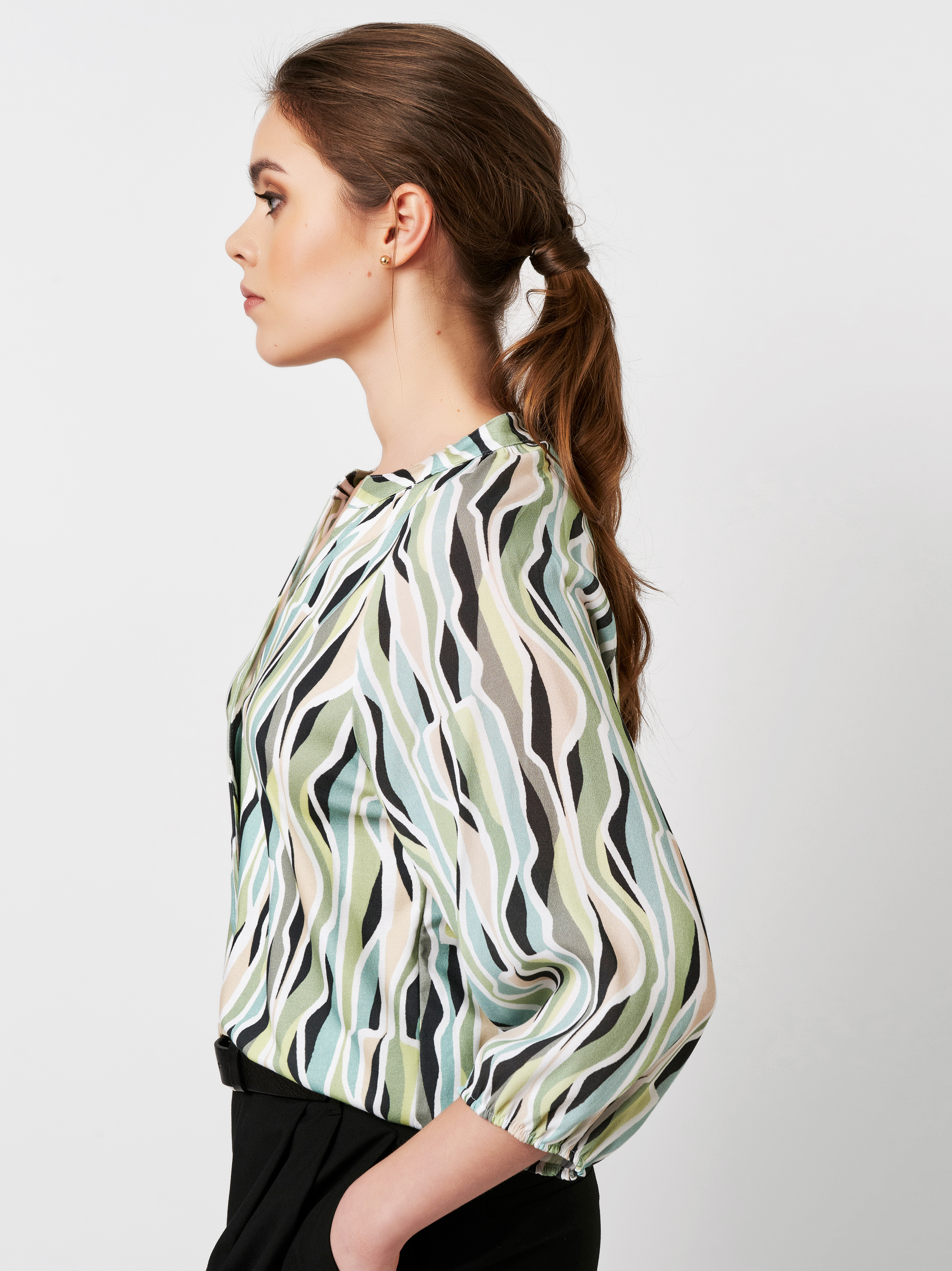Bluse Lana abstract apple mint black Vorderansicht Bluse Lana abstract apple mint black Vorderansicht